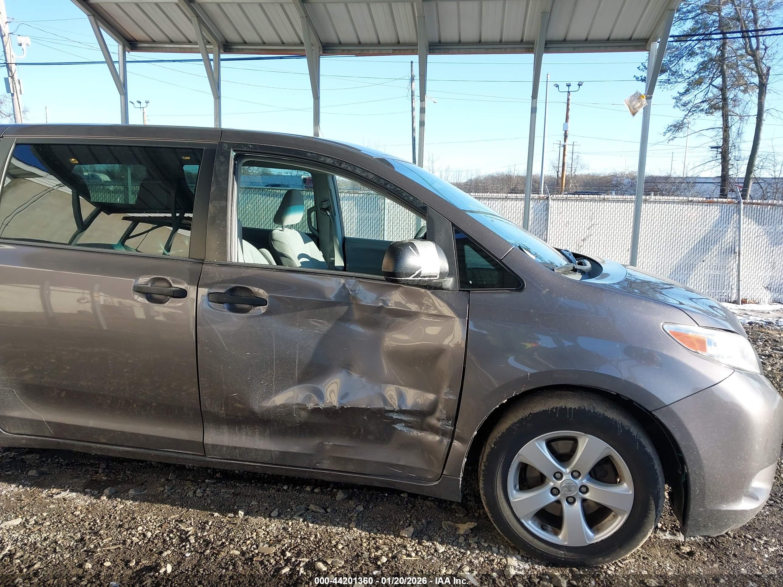 TOYOTA SIENNA image 6