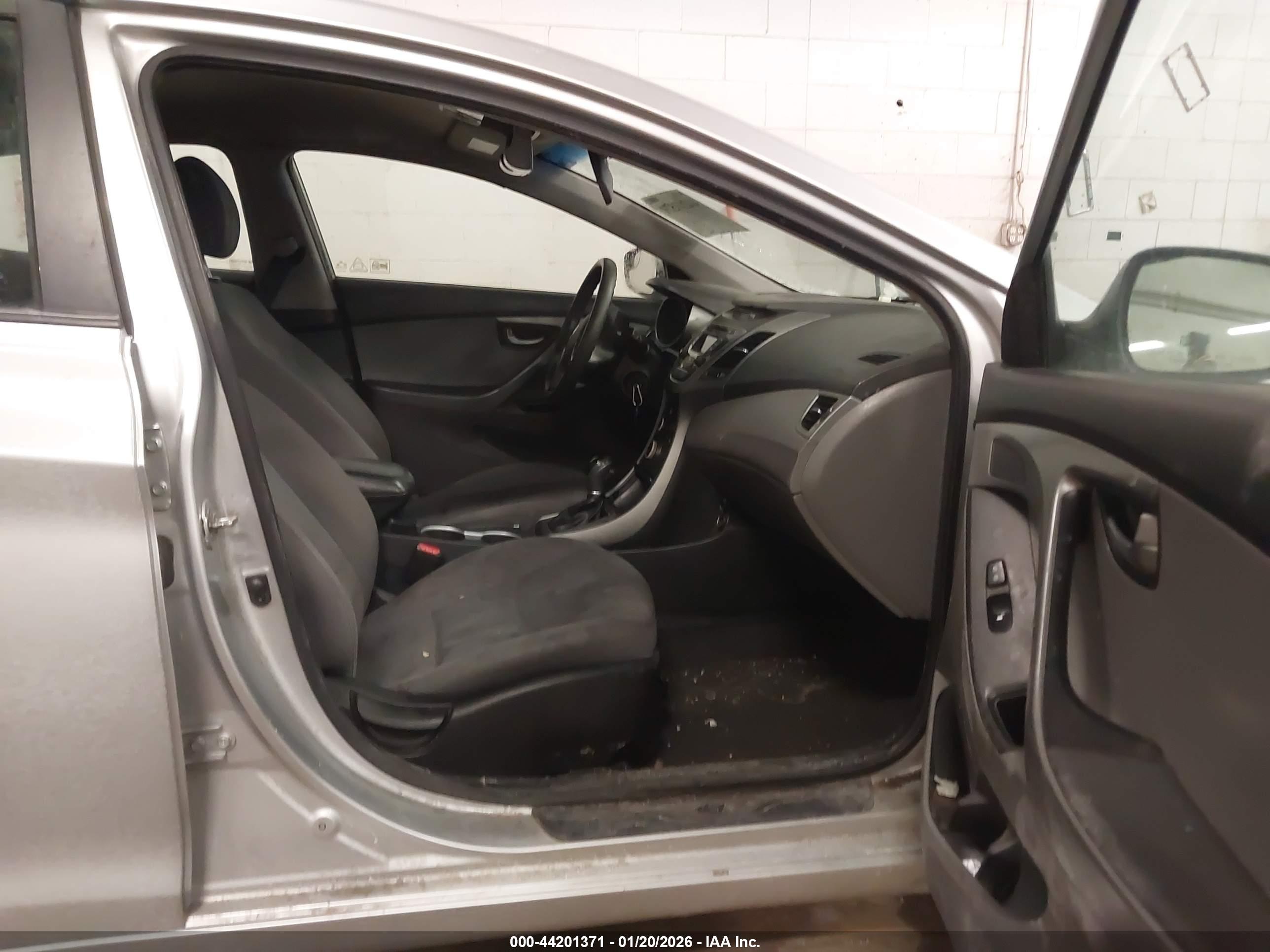 HYUNDAI ELANTRA image 5