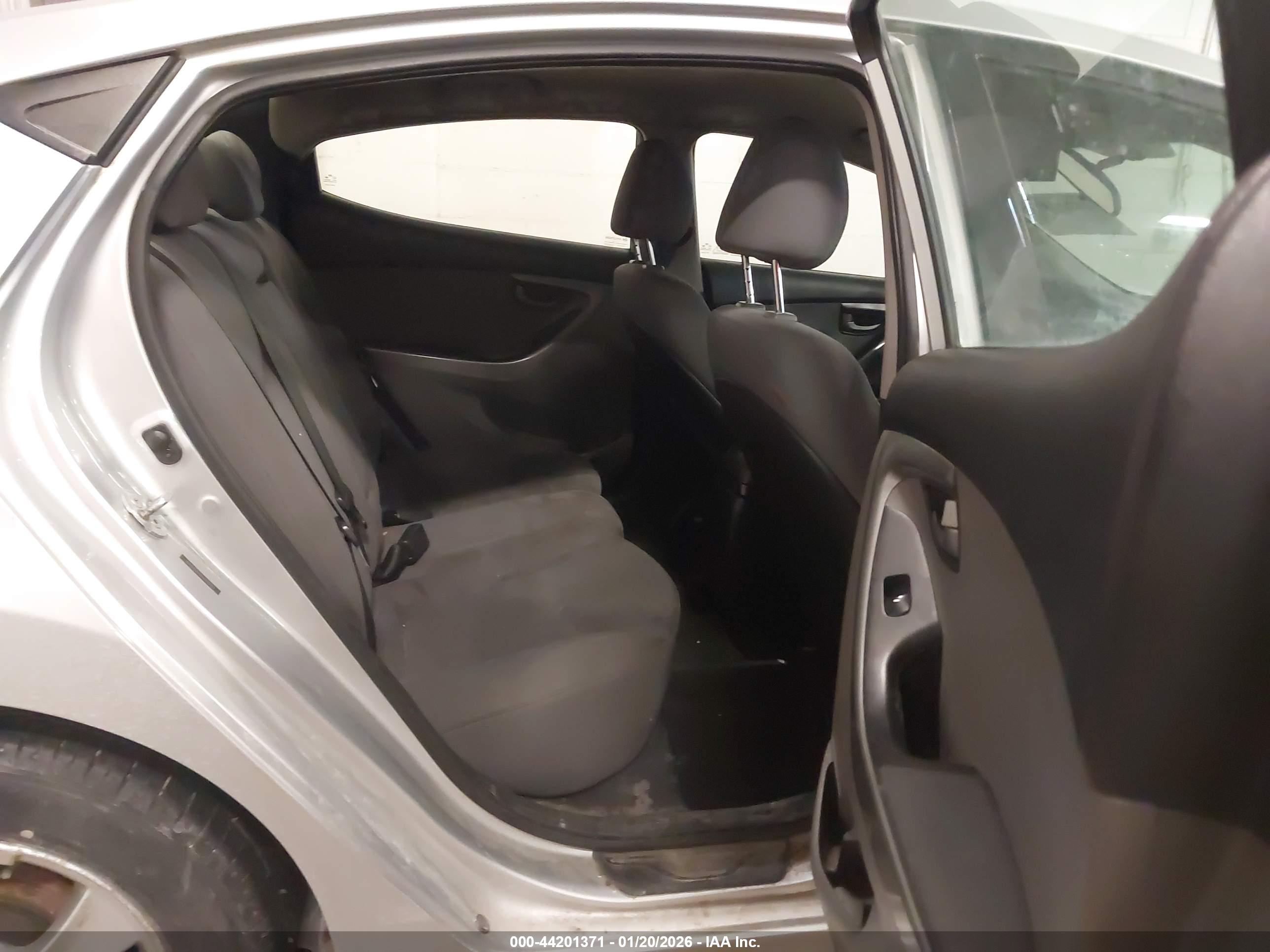 HYUNDAI ELANTRA image 8