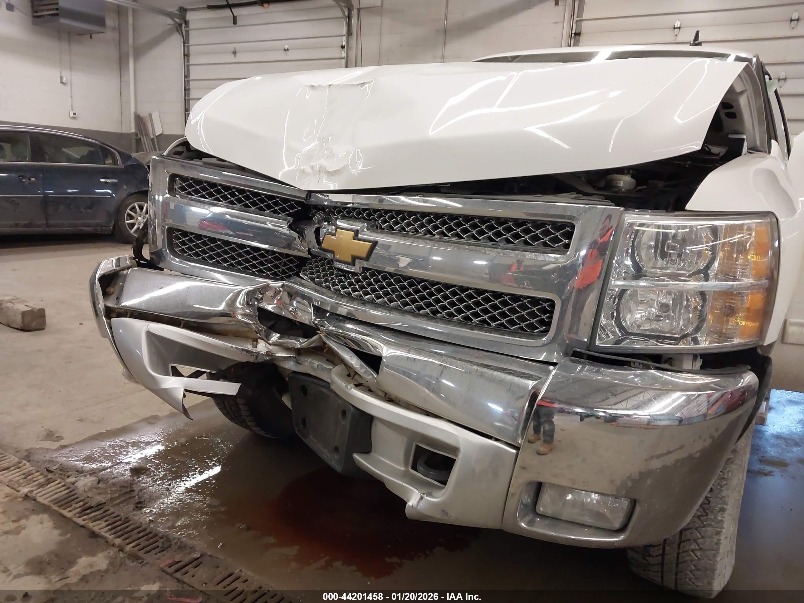 CHEVROLET SILVERADO image 6