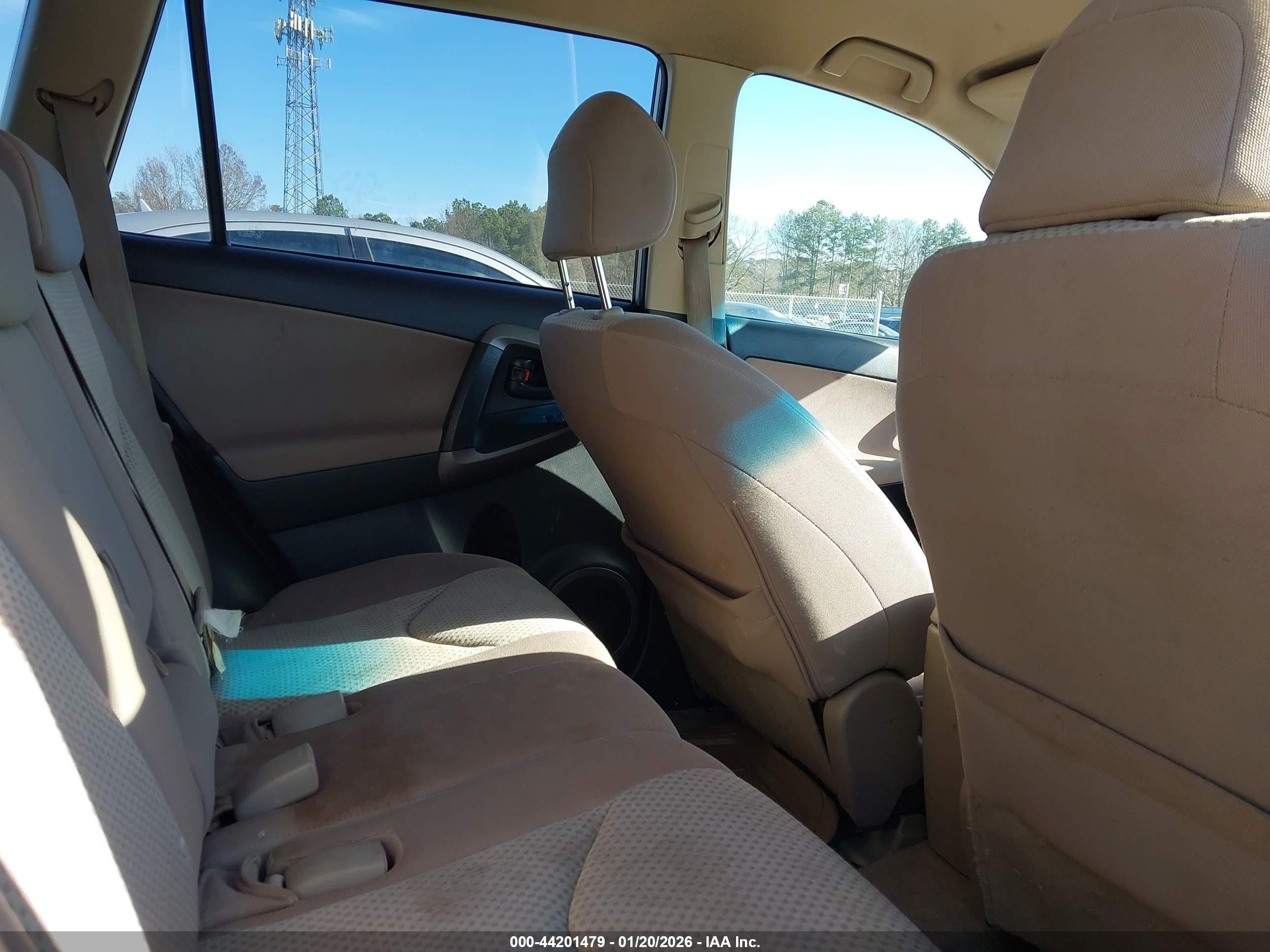 TOYOTA RAV4 image 8