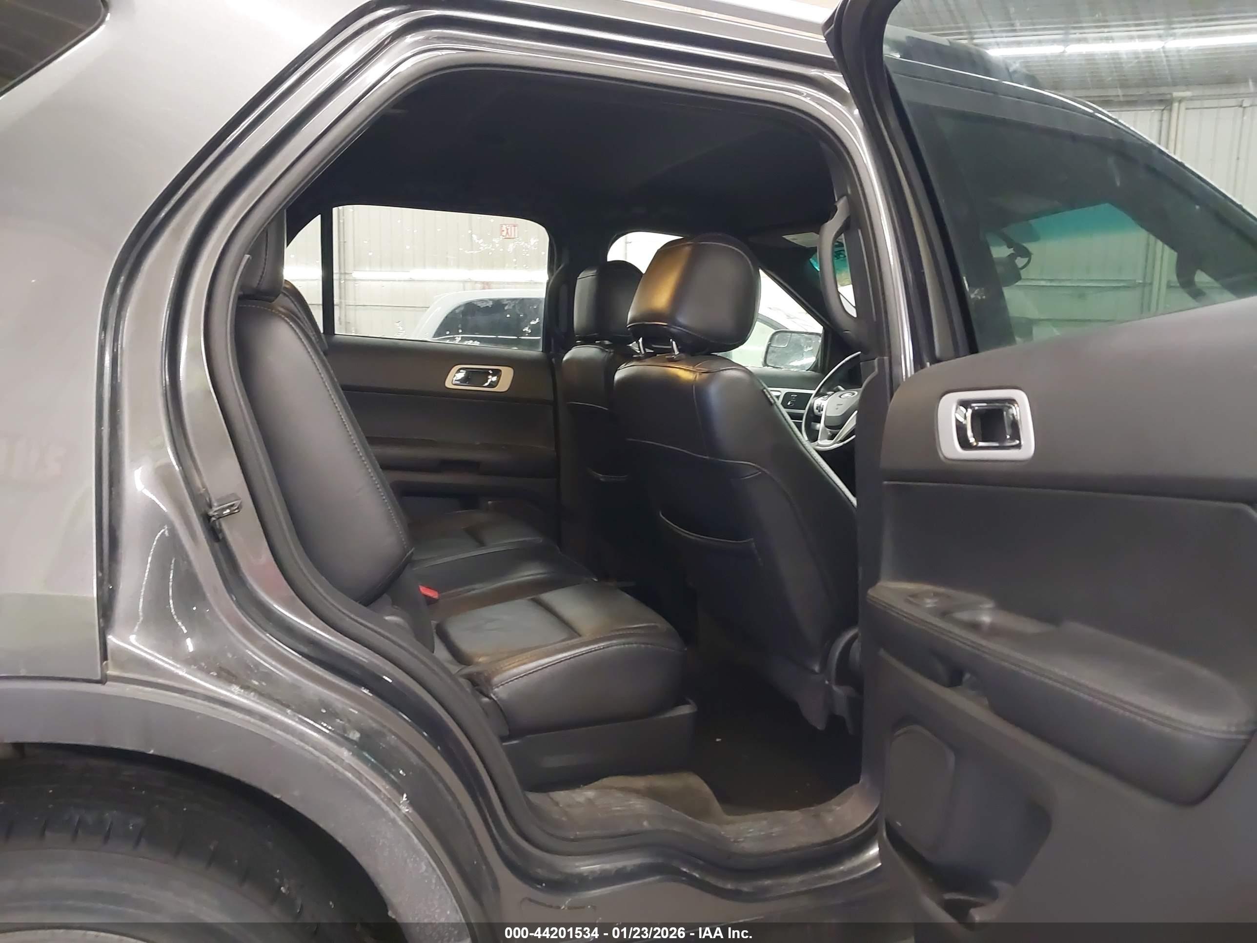 FORD EXPLORER image 8