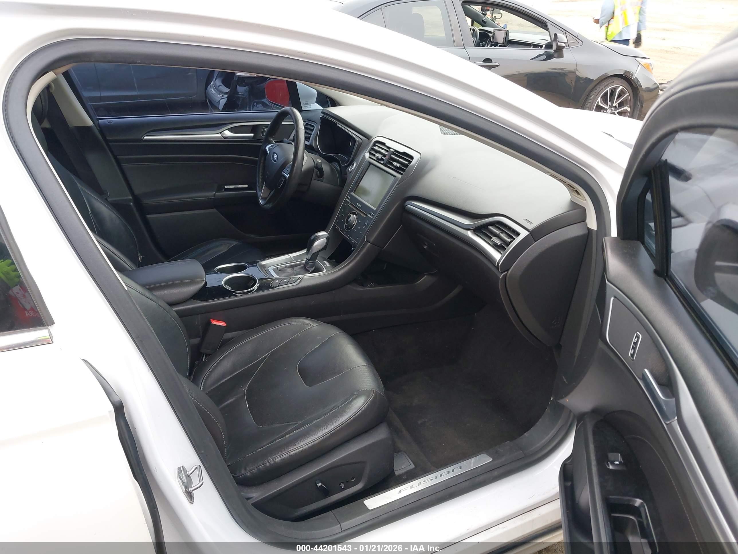 FORD FUSION image 5