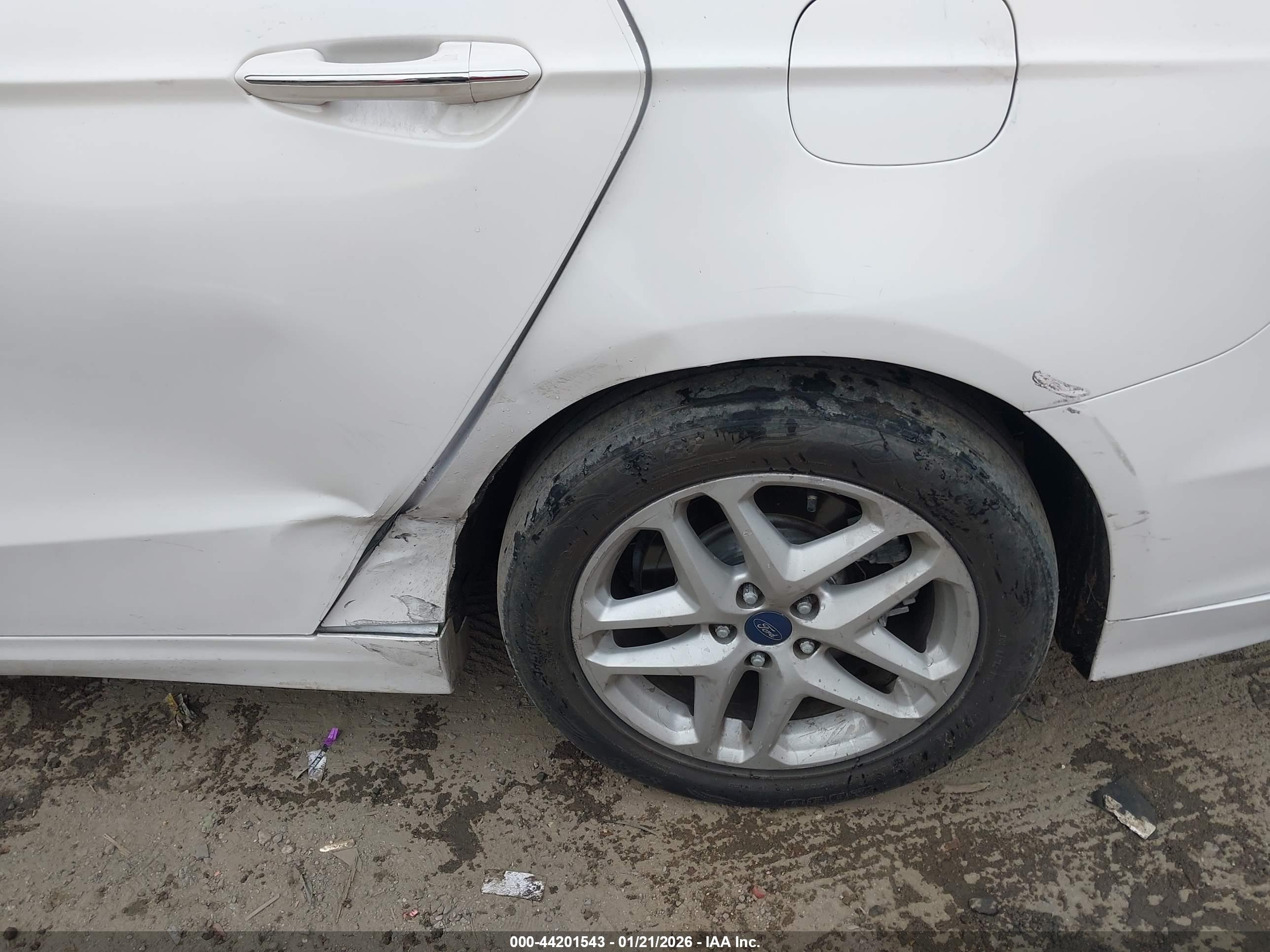 FORD FUSION image 6