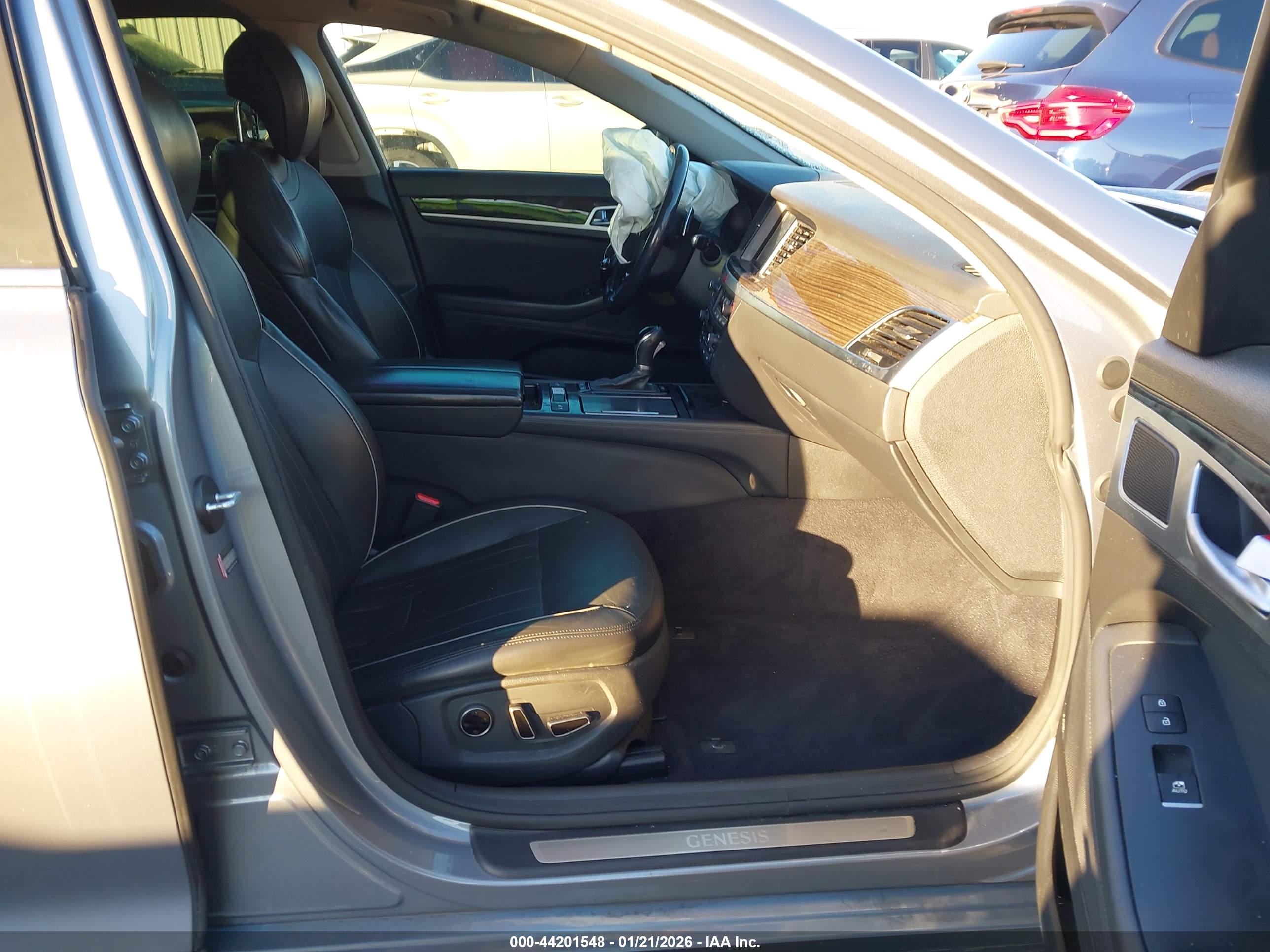 HYUNDAI GENESIS image 5