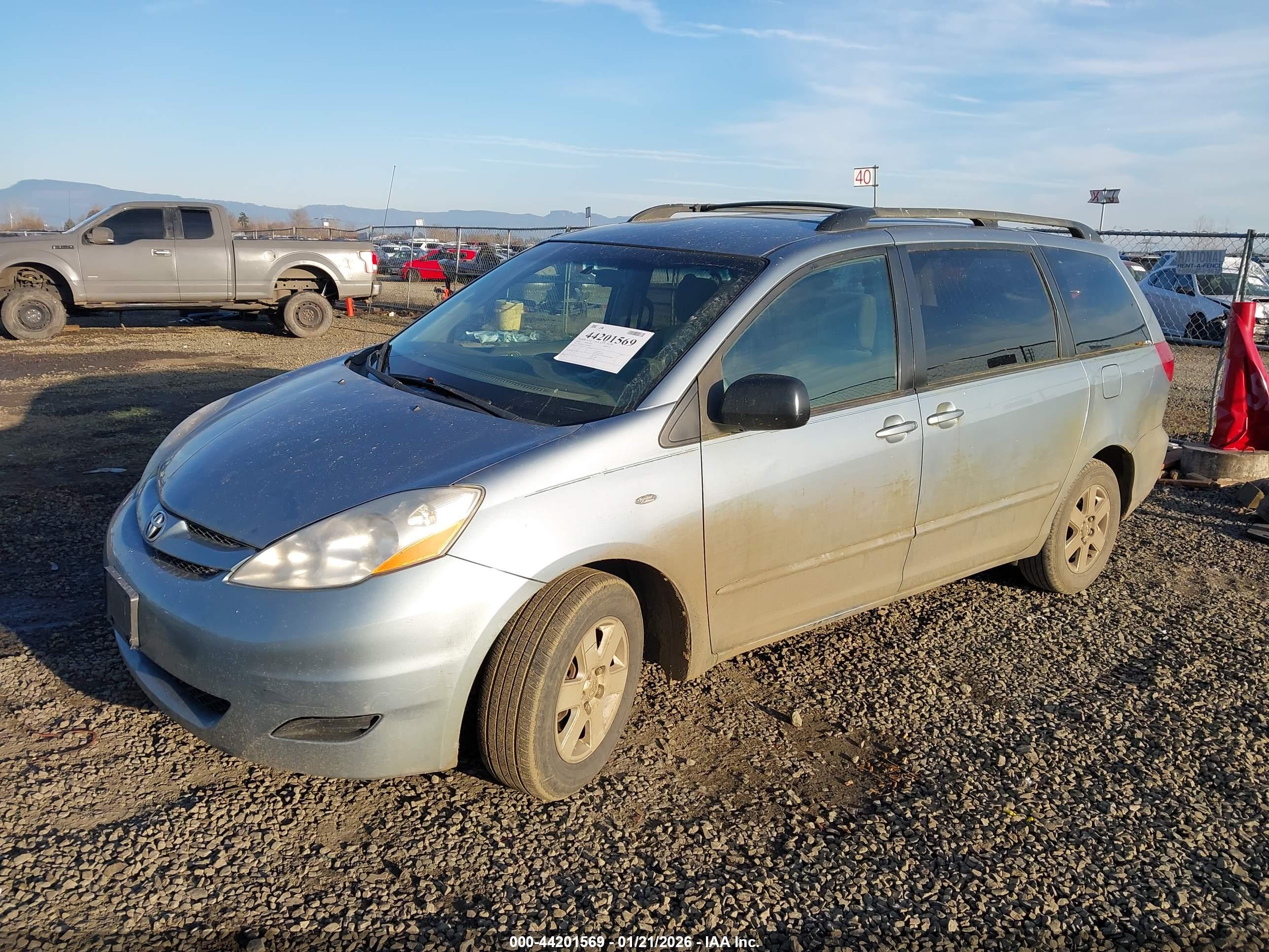 TOYOTA SIENNA image 2