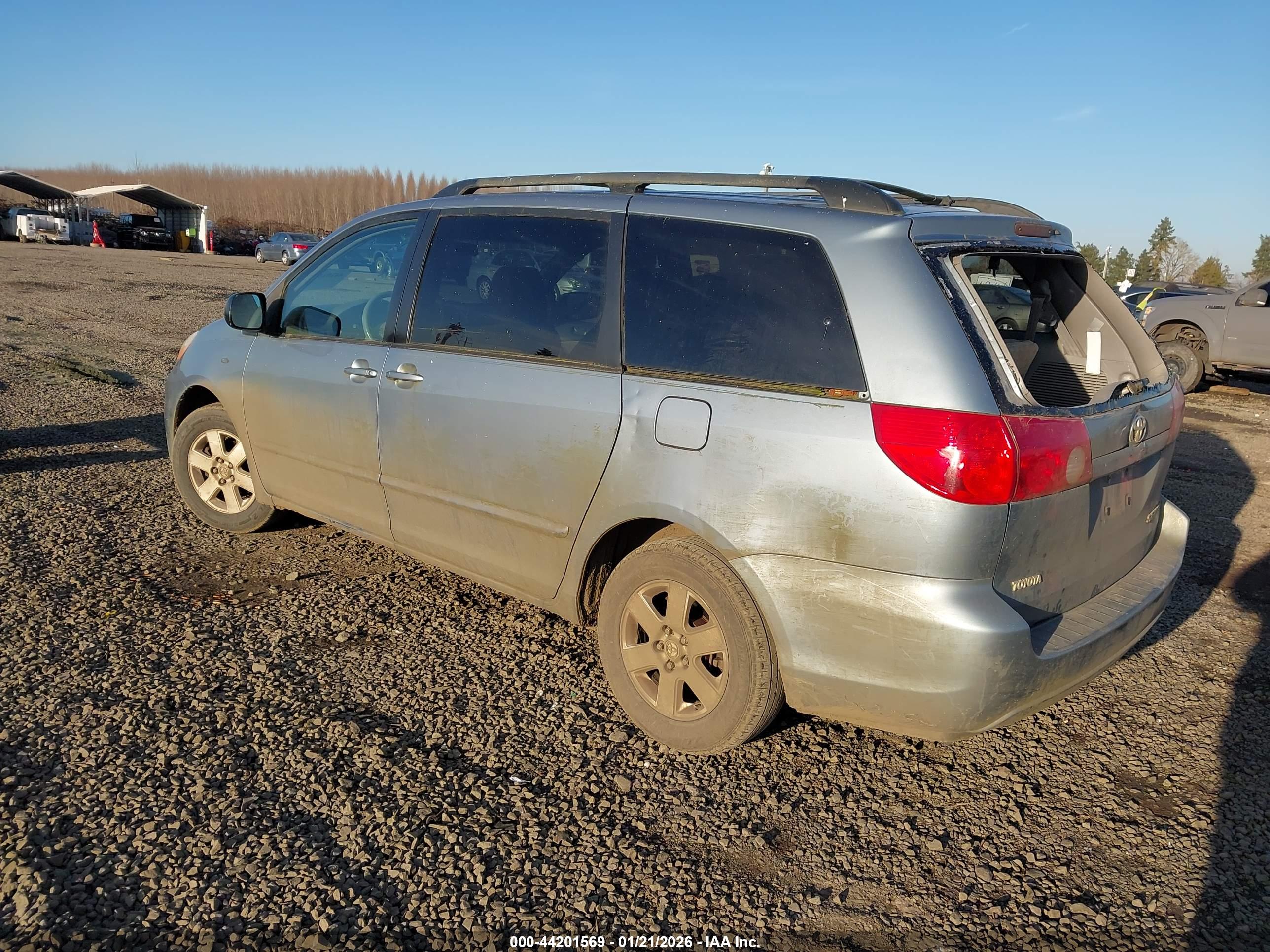 TOYOTA SIENNA image 3