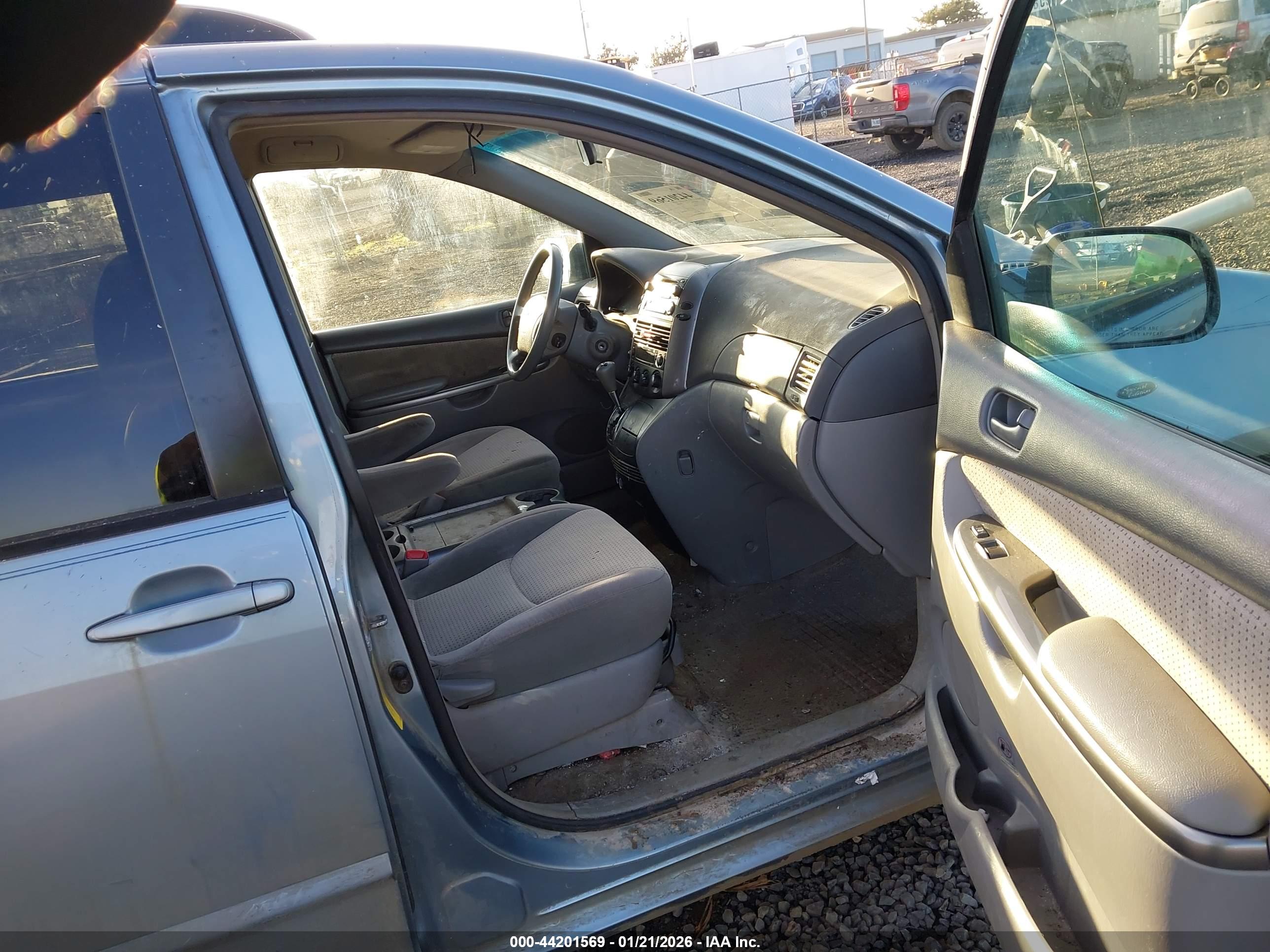 TOYOTA SIENNA image 5
