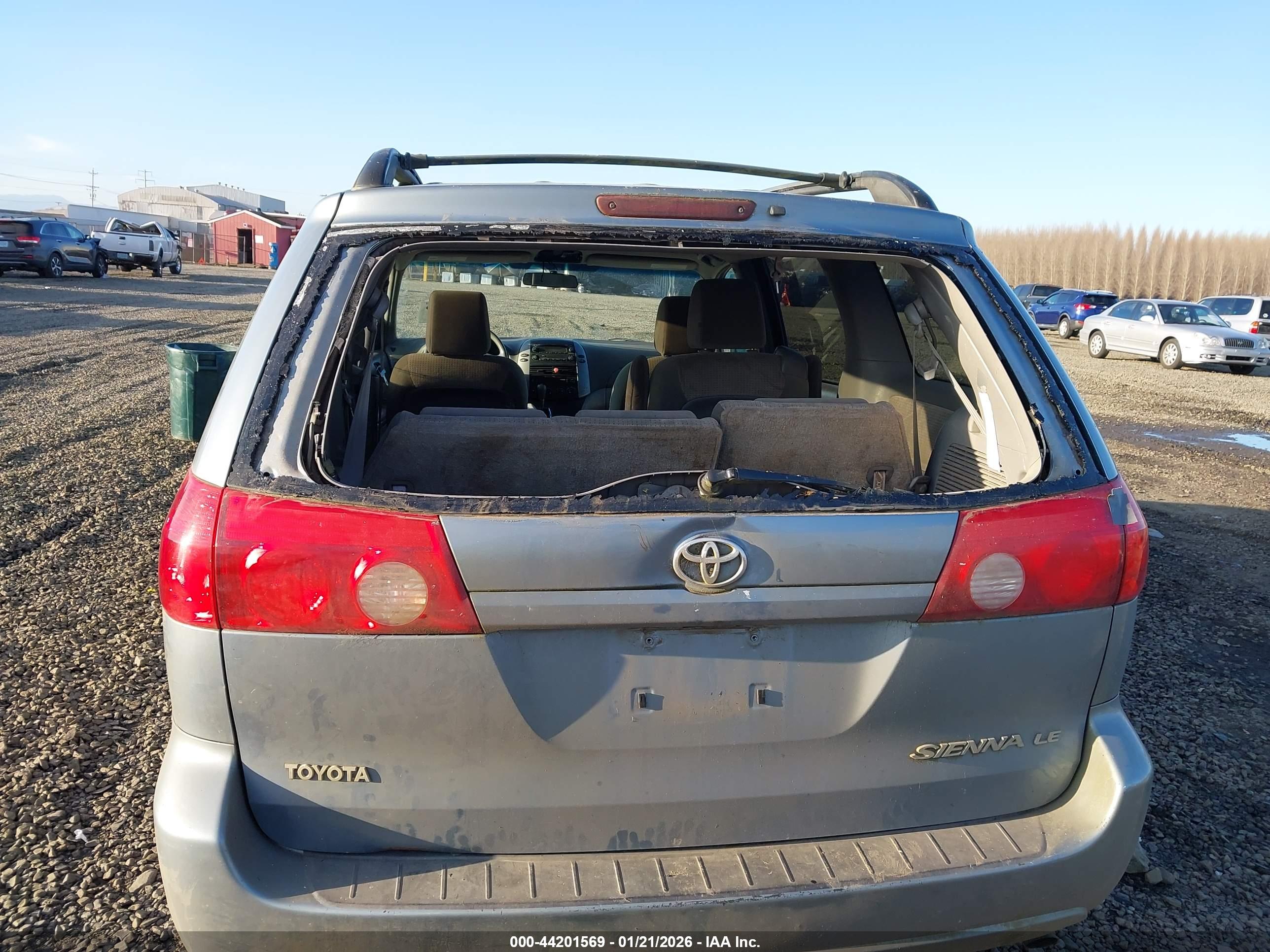 TOYOTA SIENNA image 6