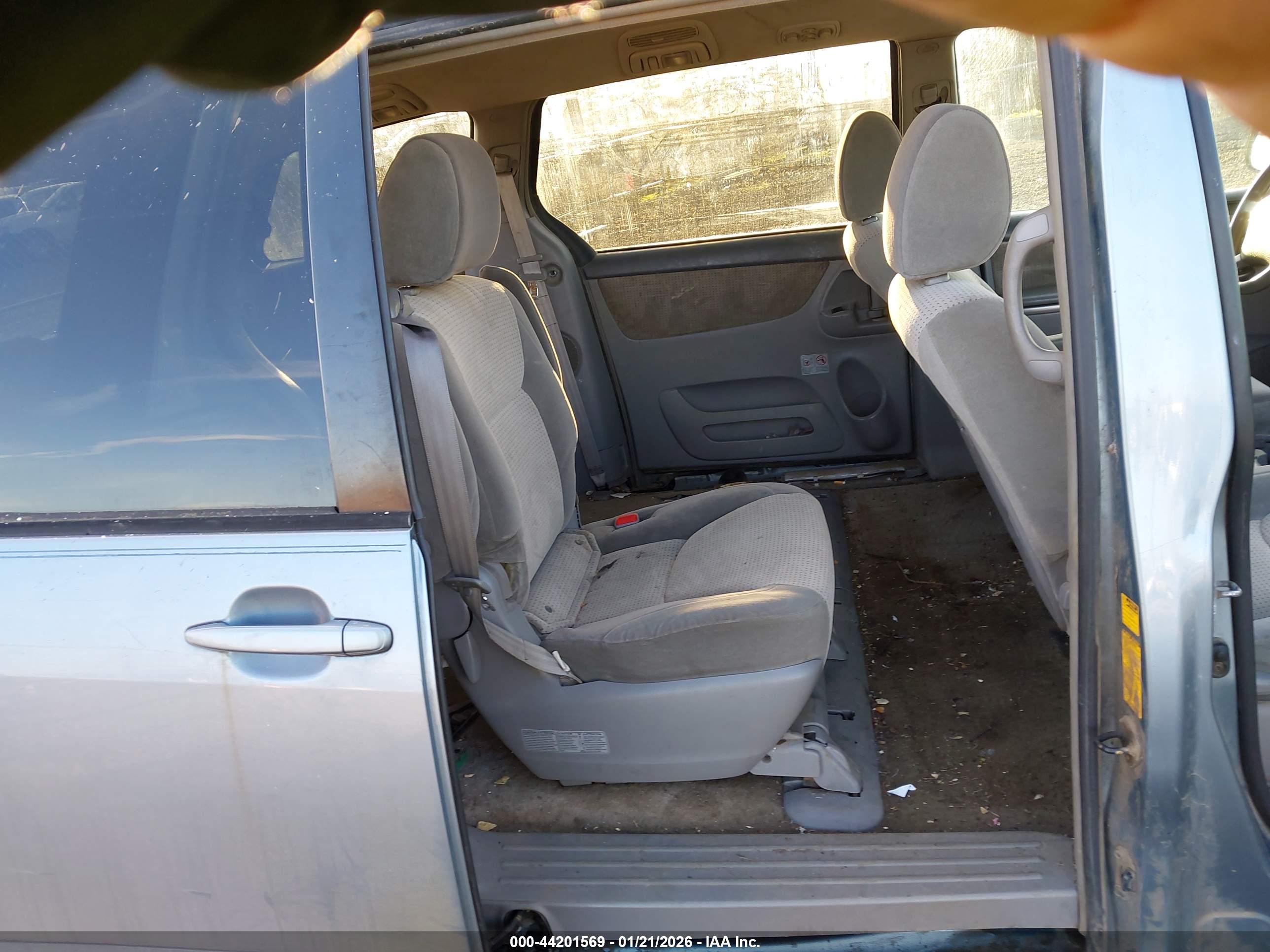TOYOTA SIENNA image 8