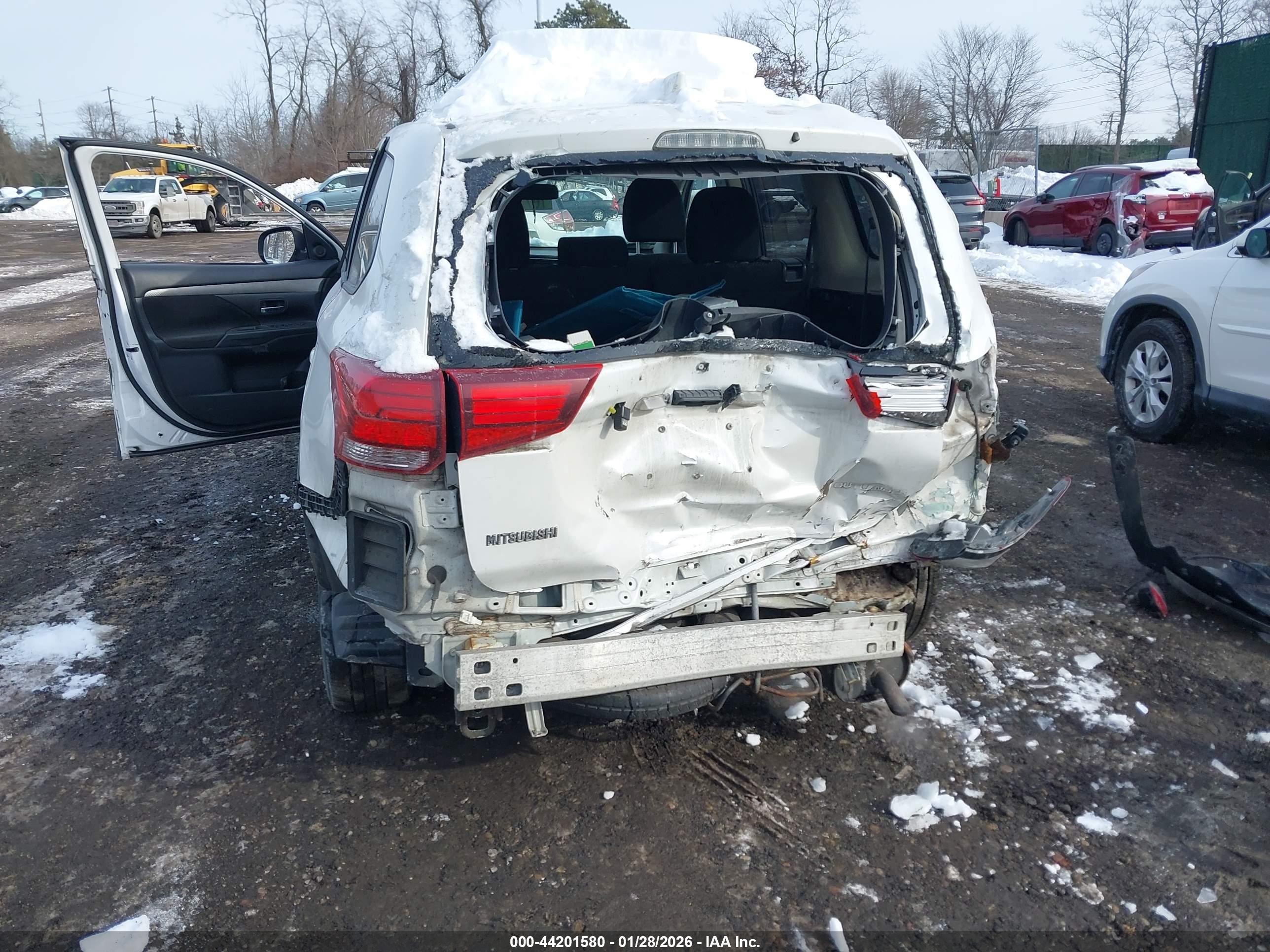 MITSUBISHI OUTLANDER image 6