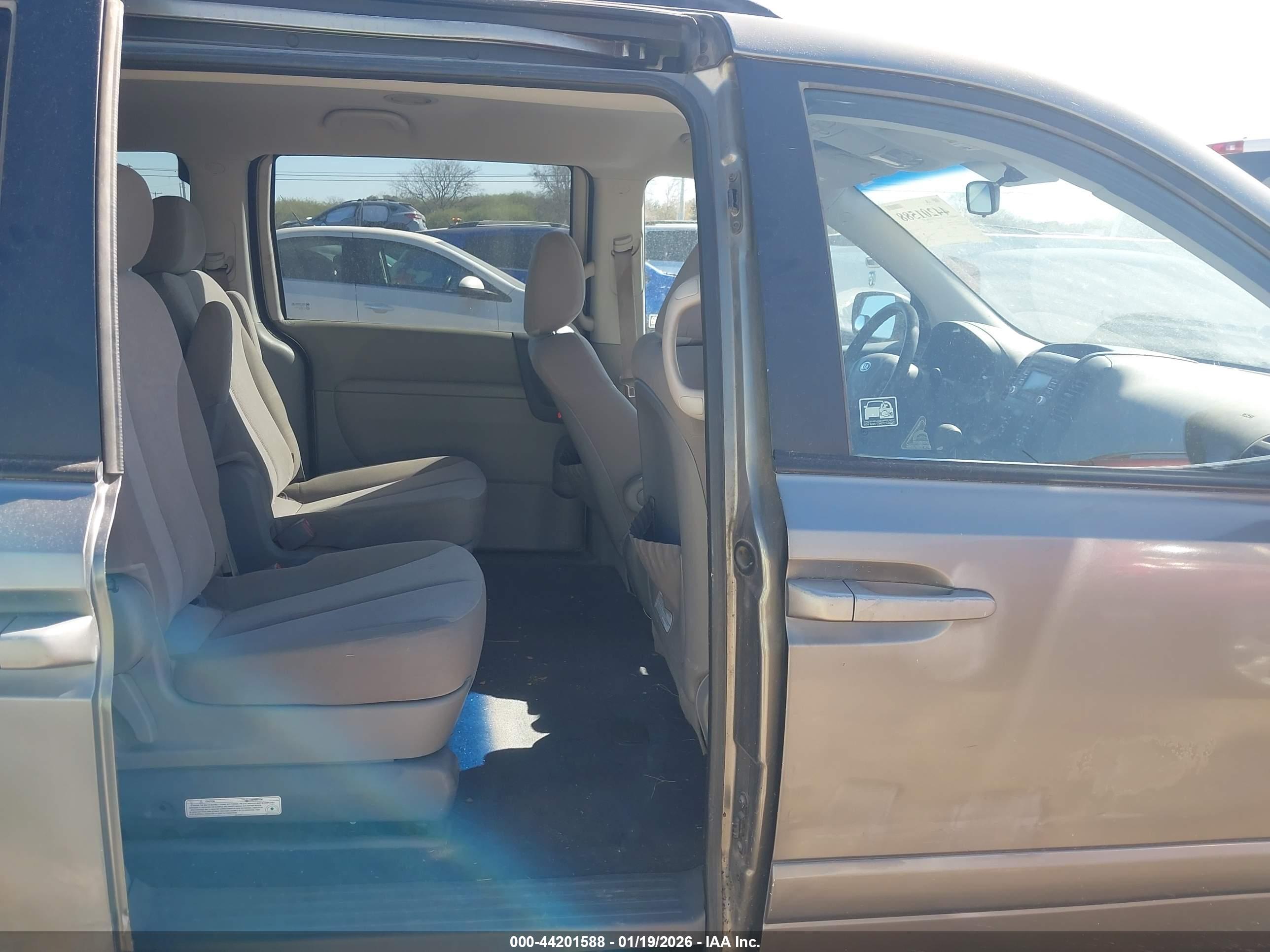 KIA SEDONA image 8
