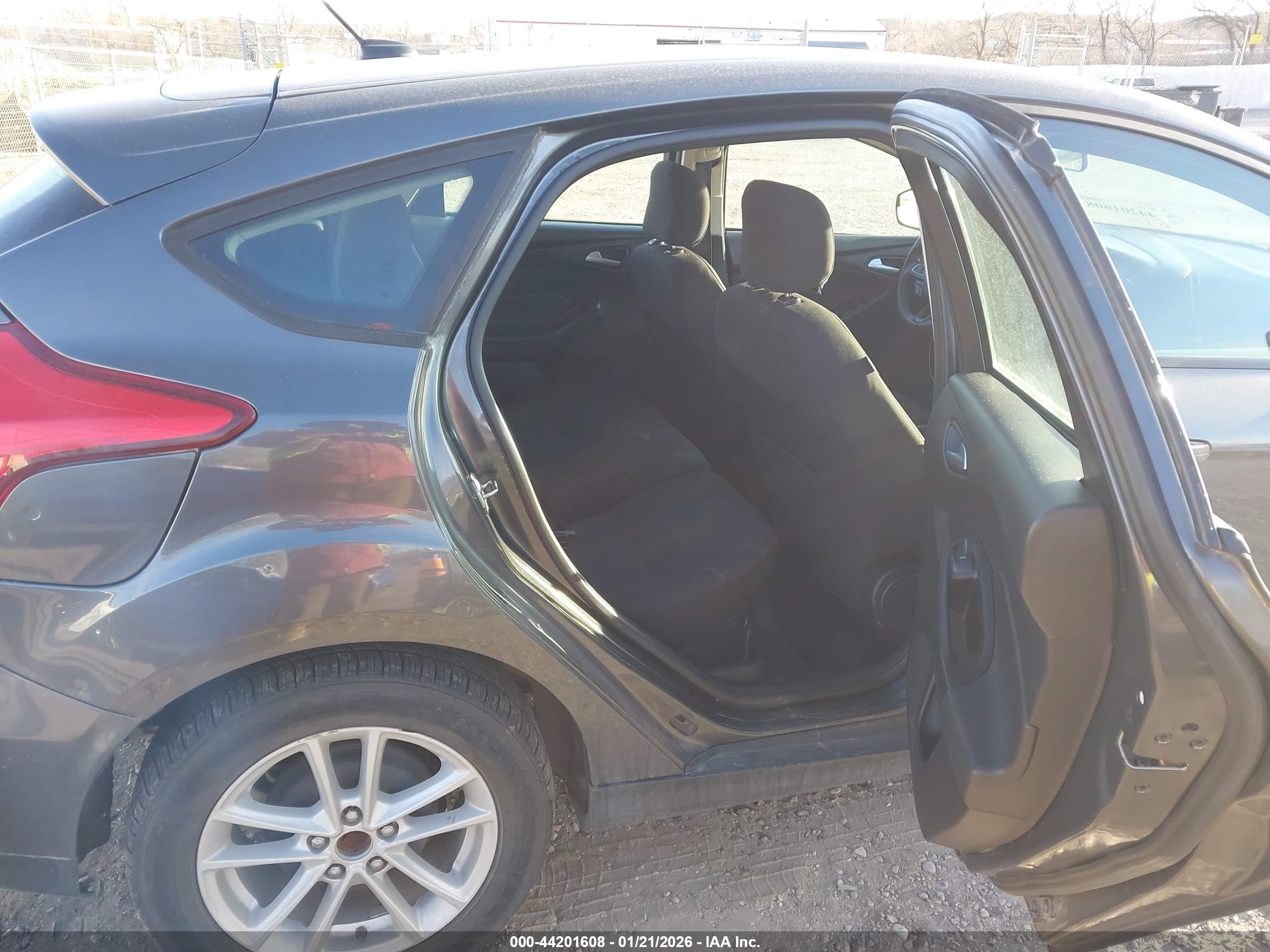 FORD FOCUS image 8