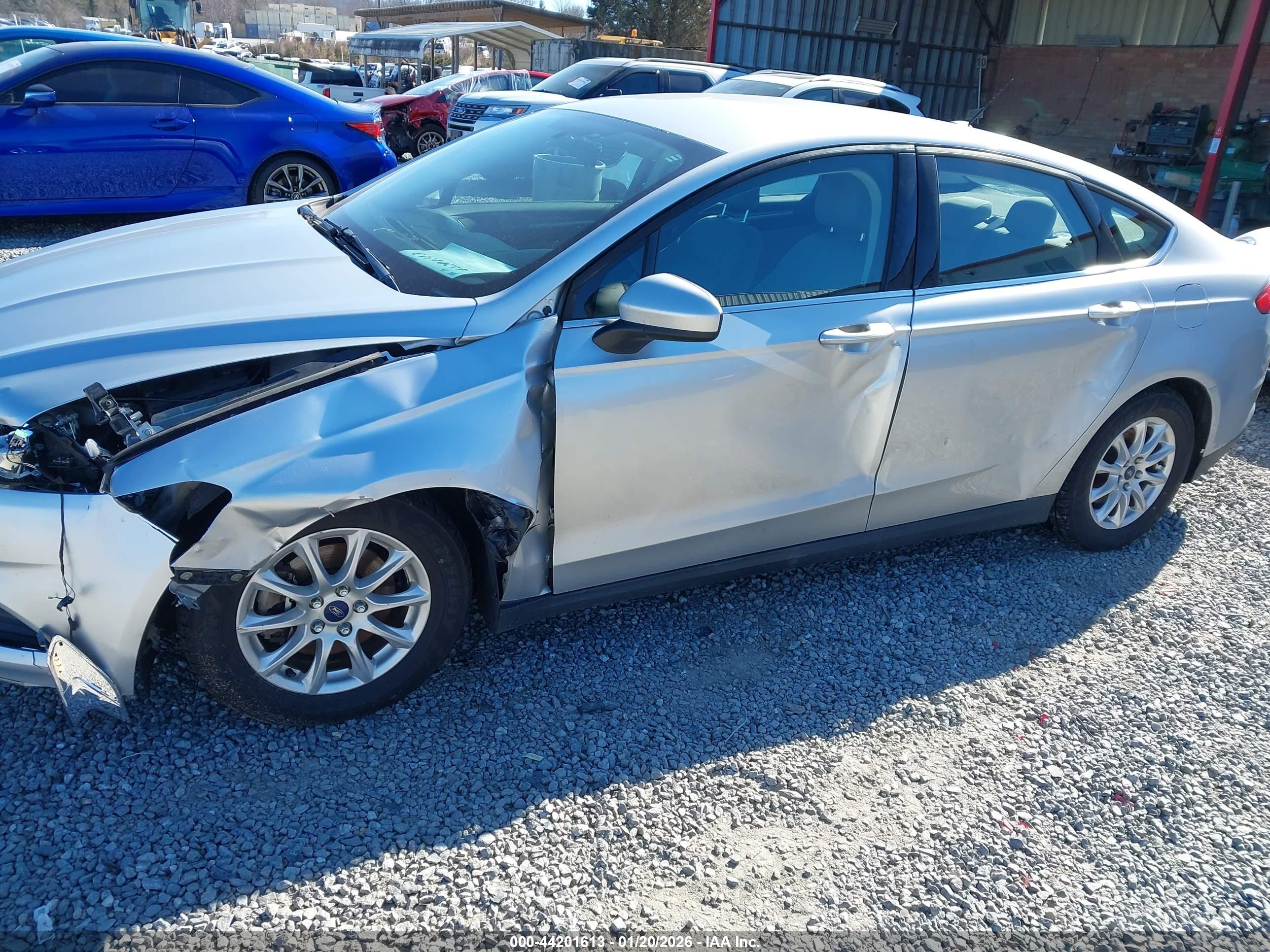 FORD FUSION image 6