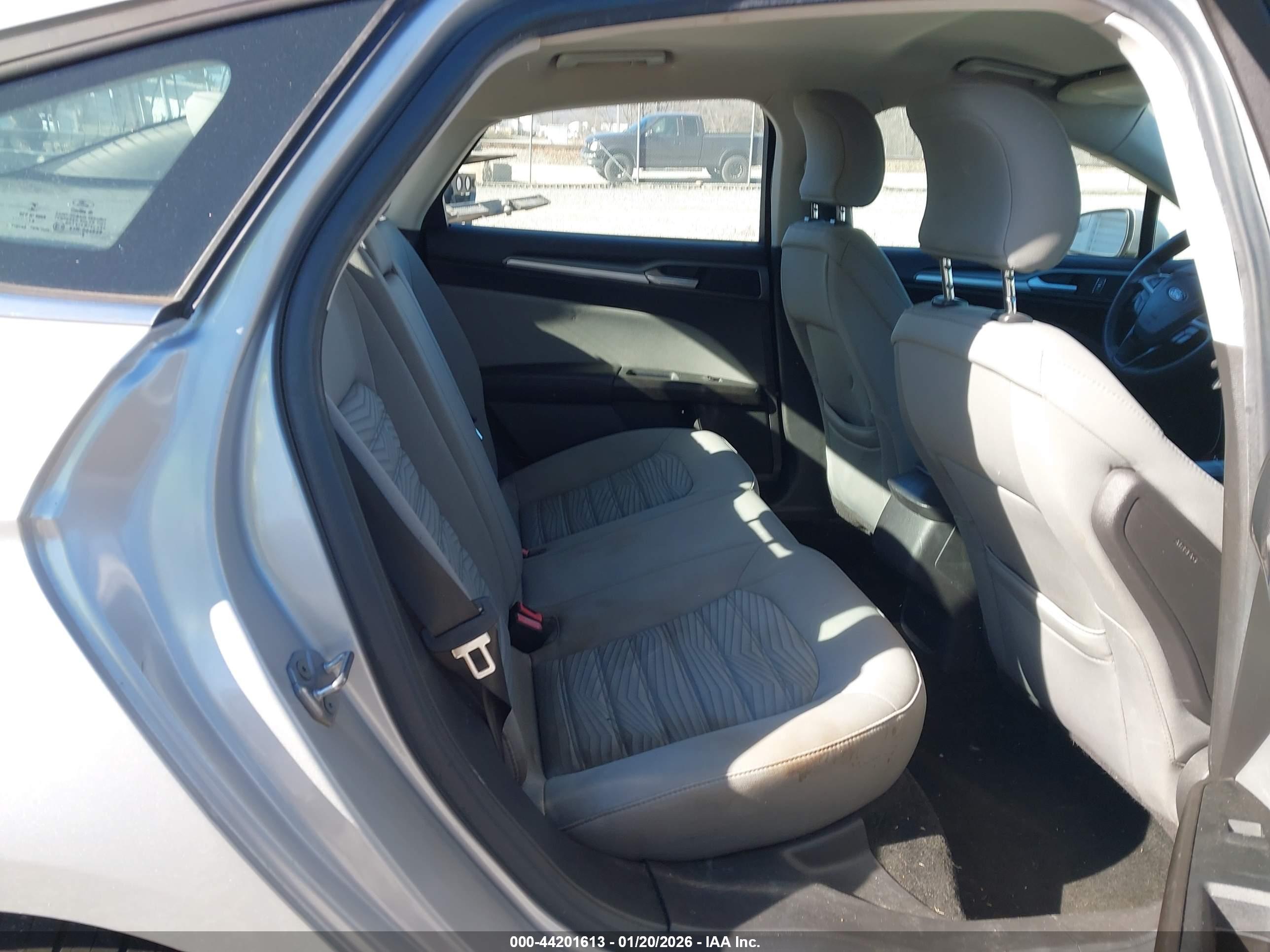 FORD FUSION image 8