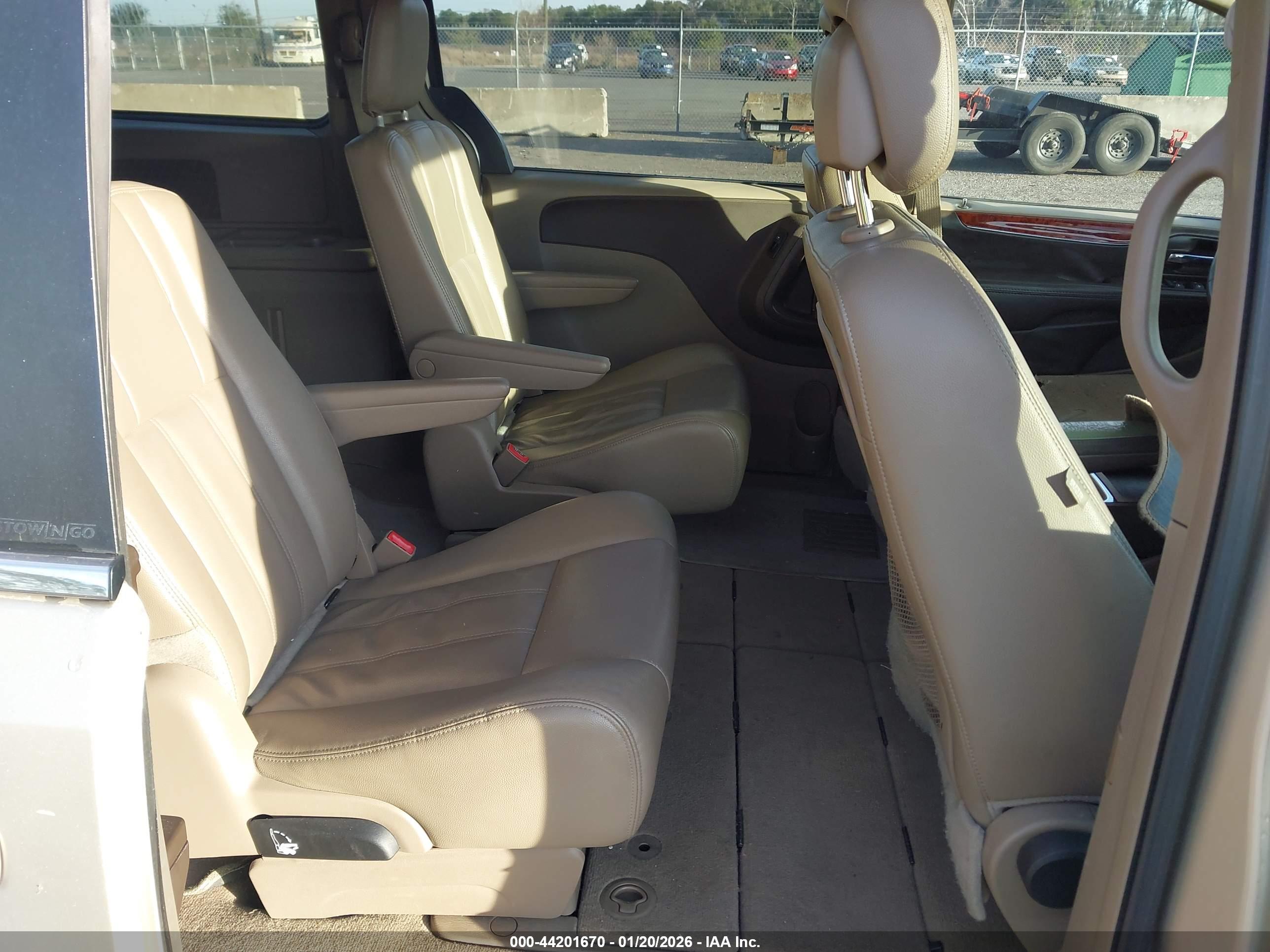 CHRYSLER TOWN image 8