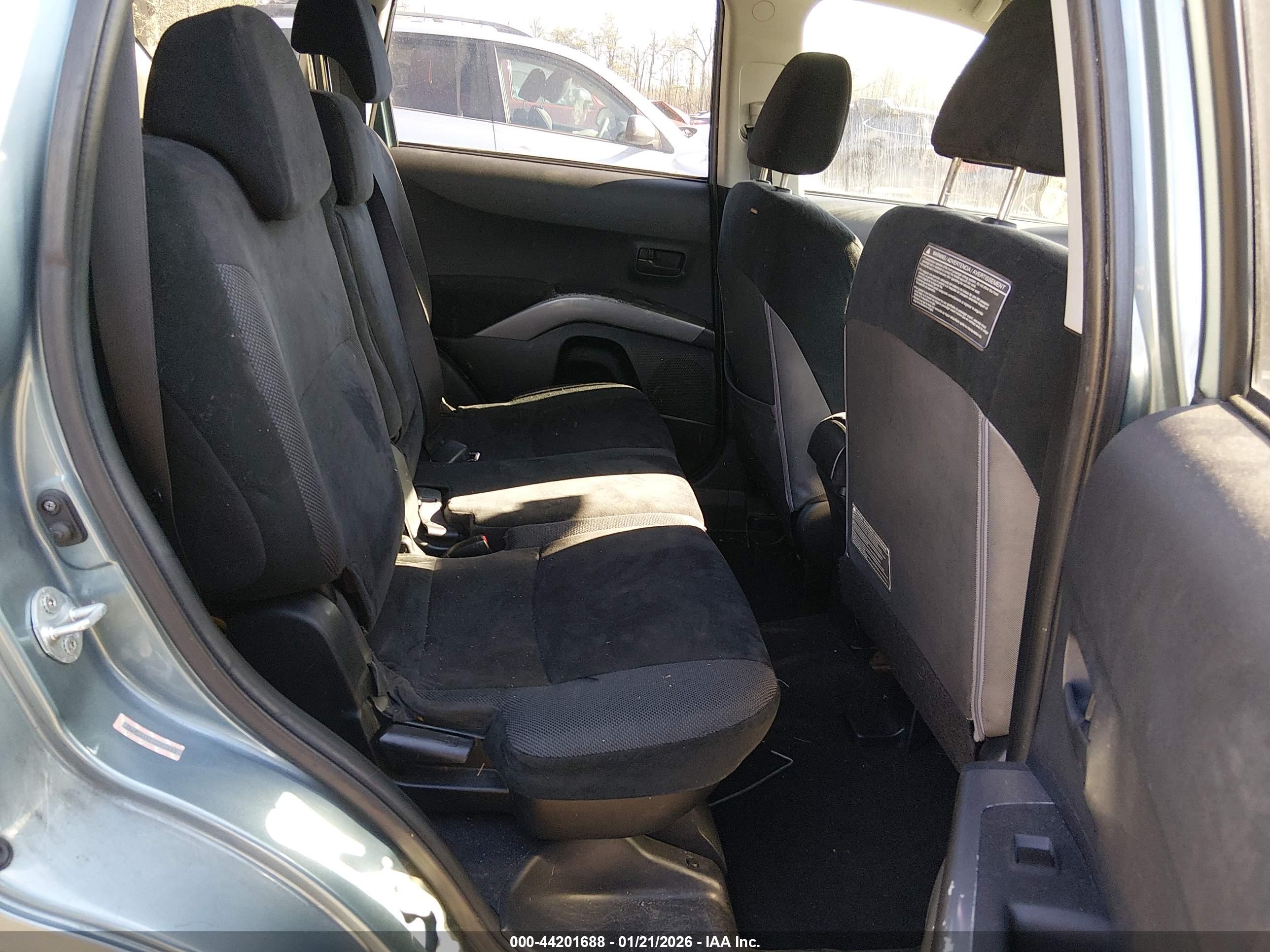 MITSUBISHI OUTLANDER image 8