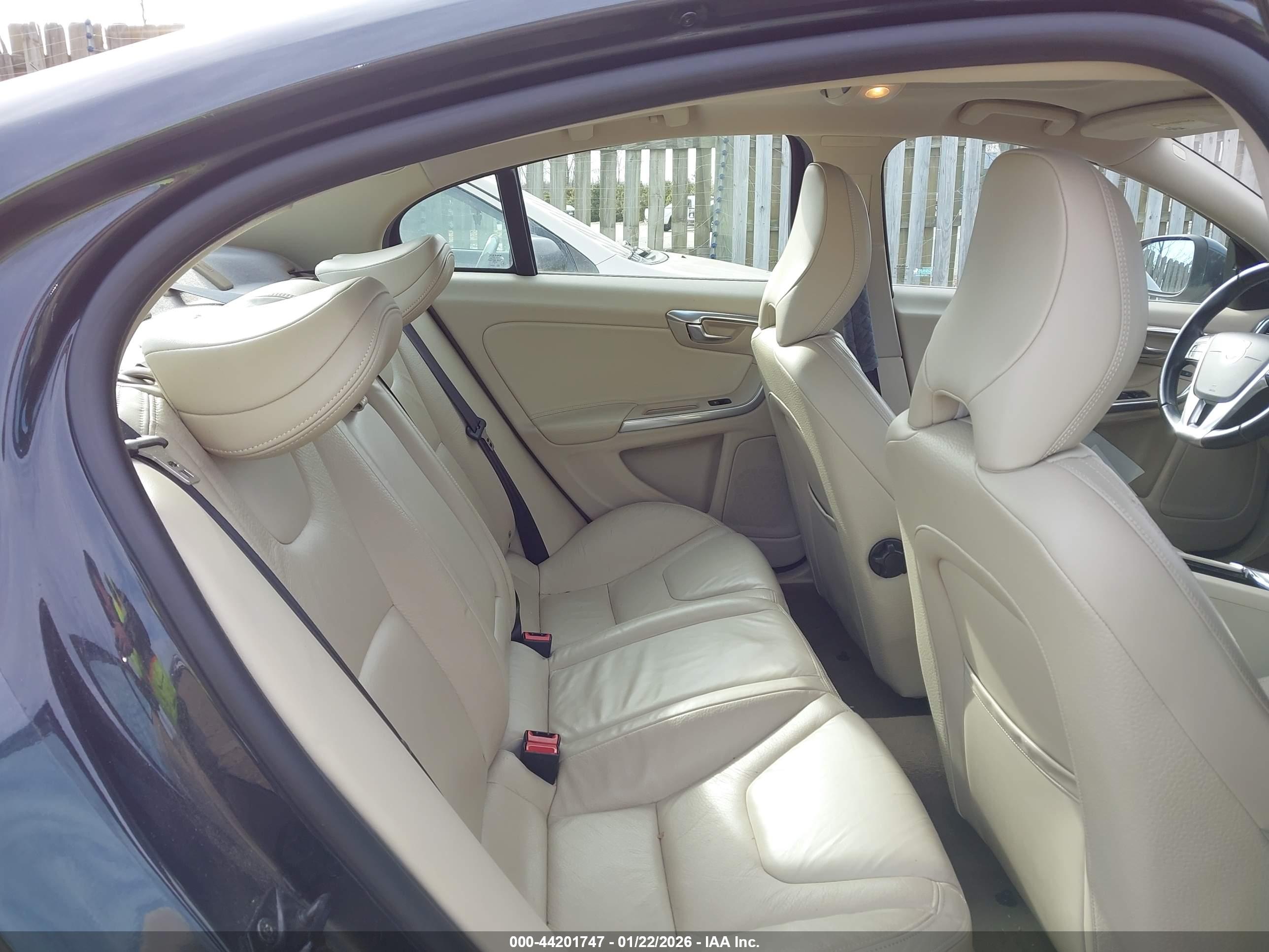 VOLVO S60 image 8
