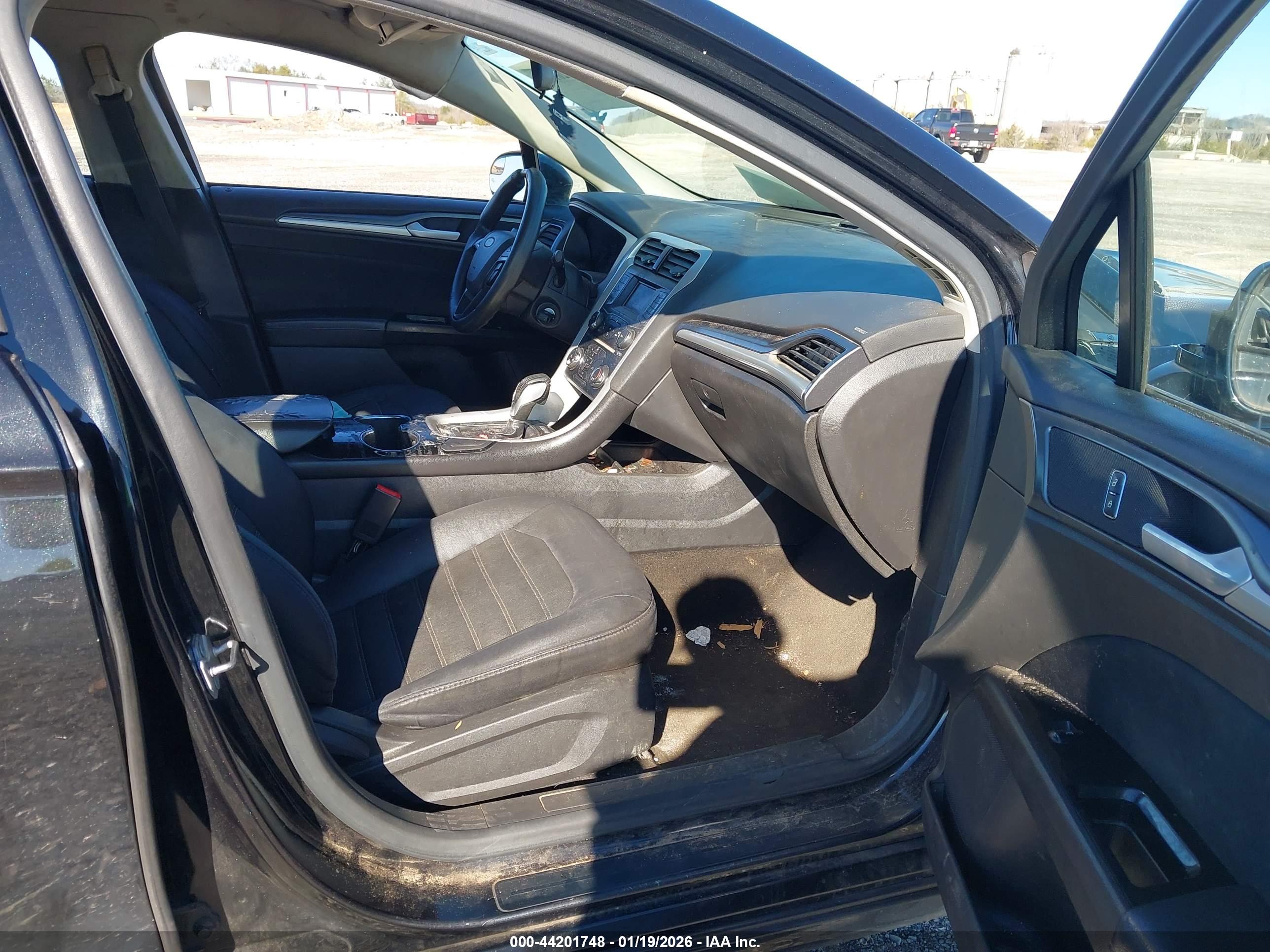 FORD FUSION image 5