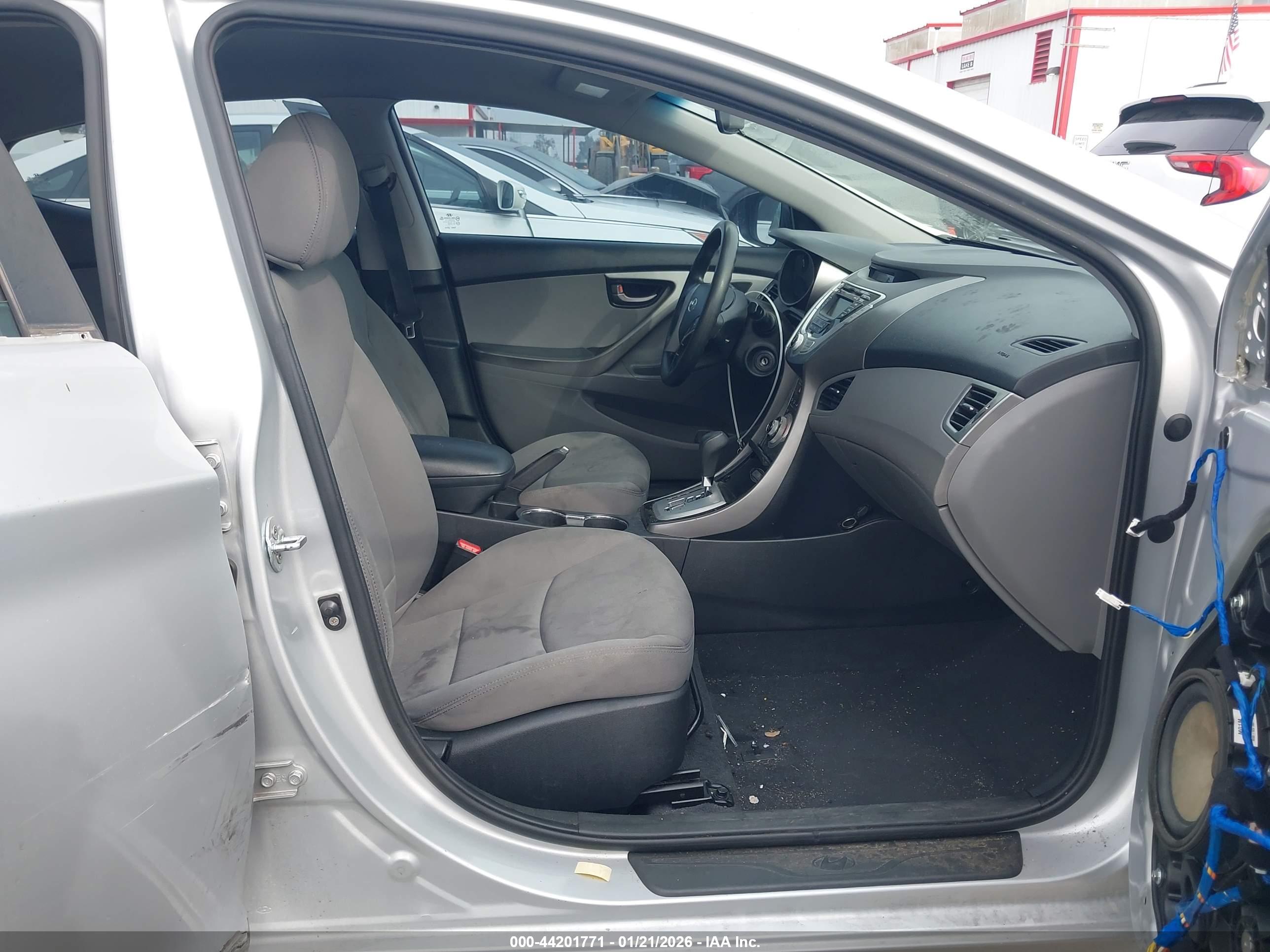 HYUNDAI ELANTRA image 5