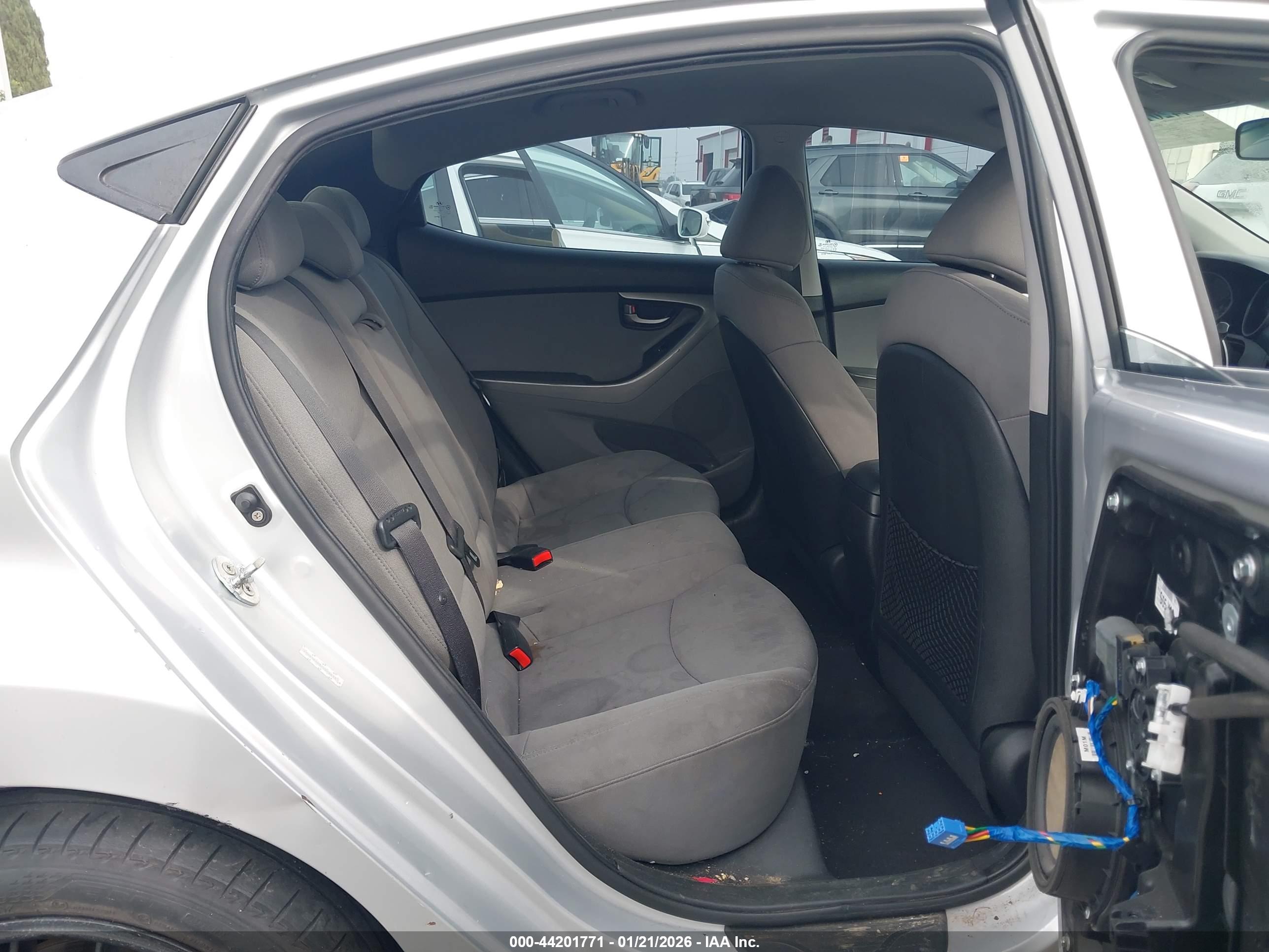 HYUNDAI ELANTRA image 8
