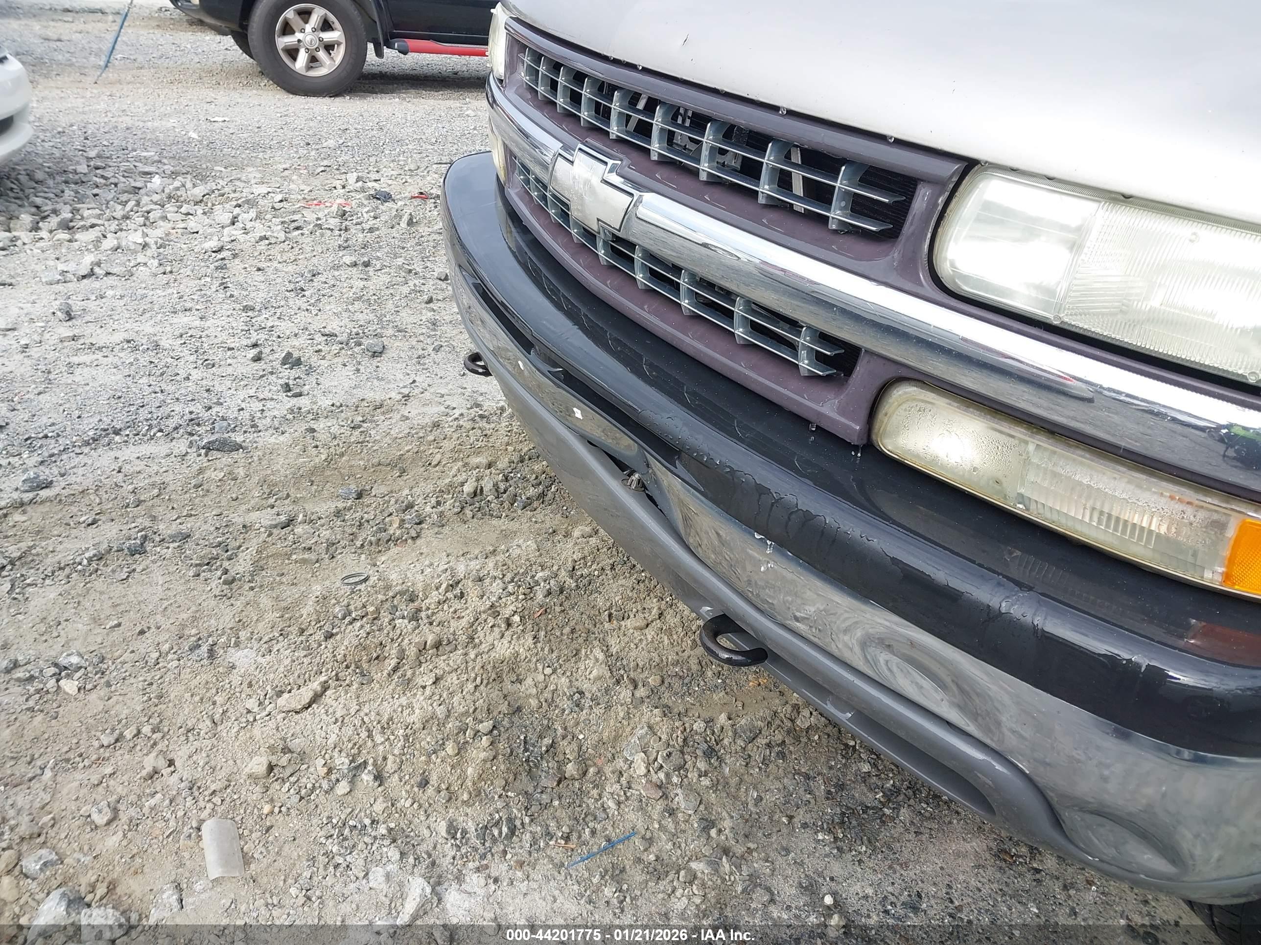CHEVROLET SILVERADO image 6