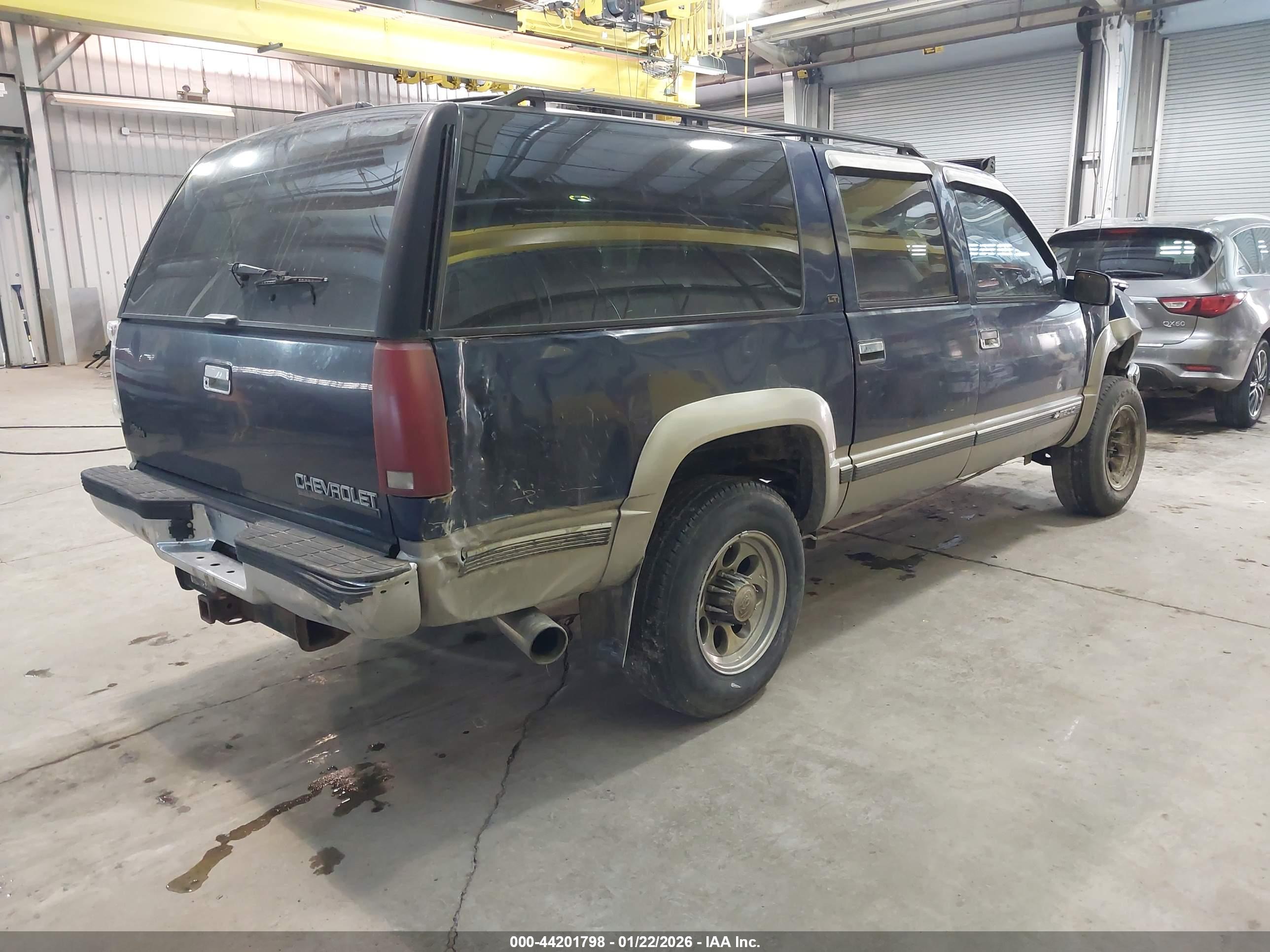 CHEVROLET SUBURBAN image 4
