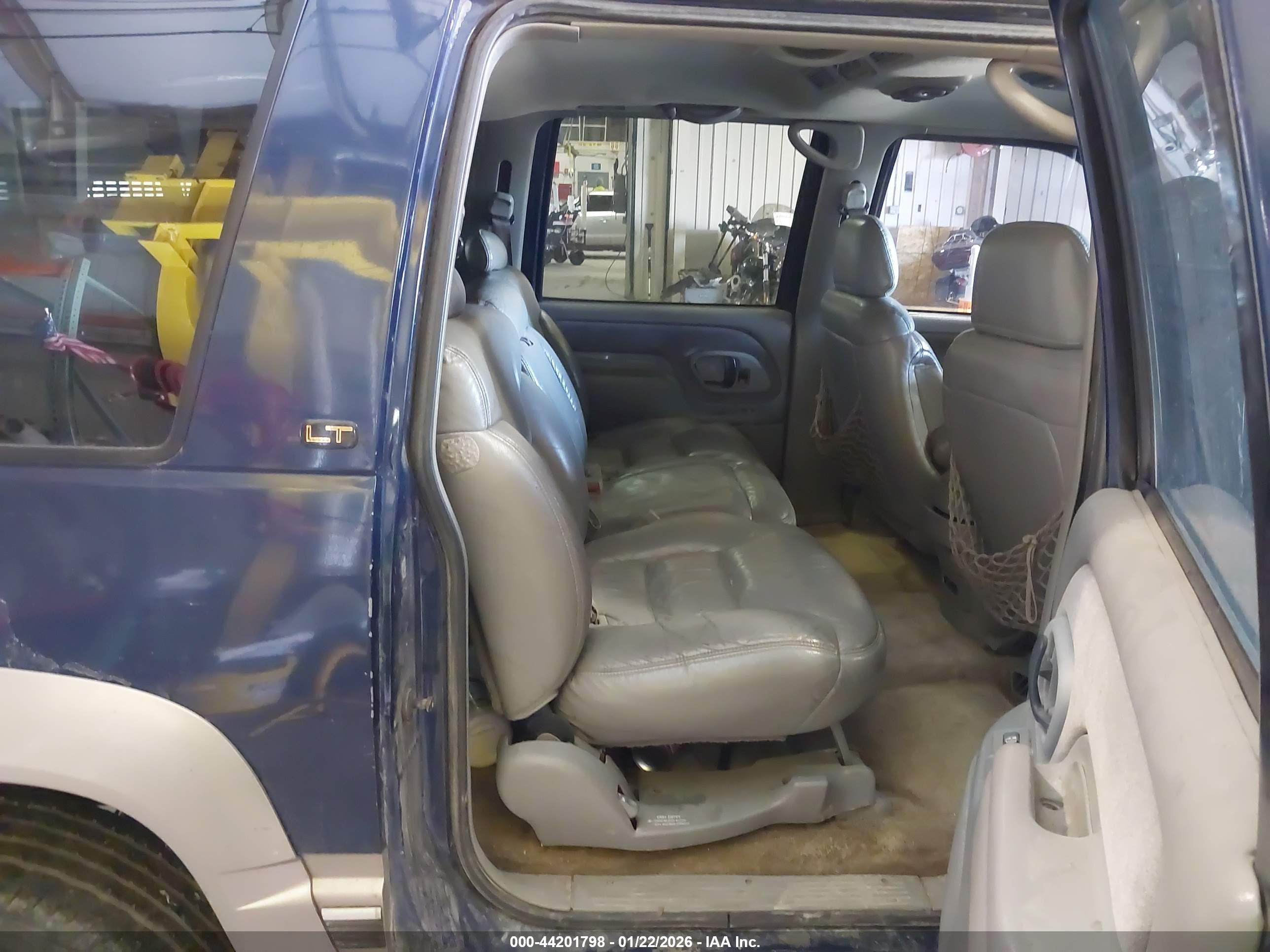 CHEVROLET SUBURBAN image 8