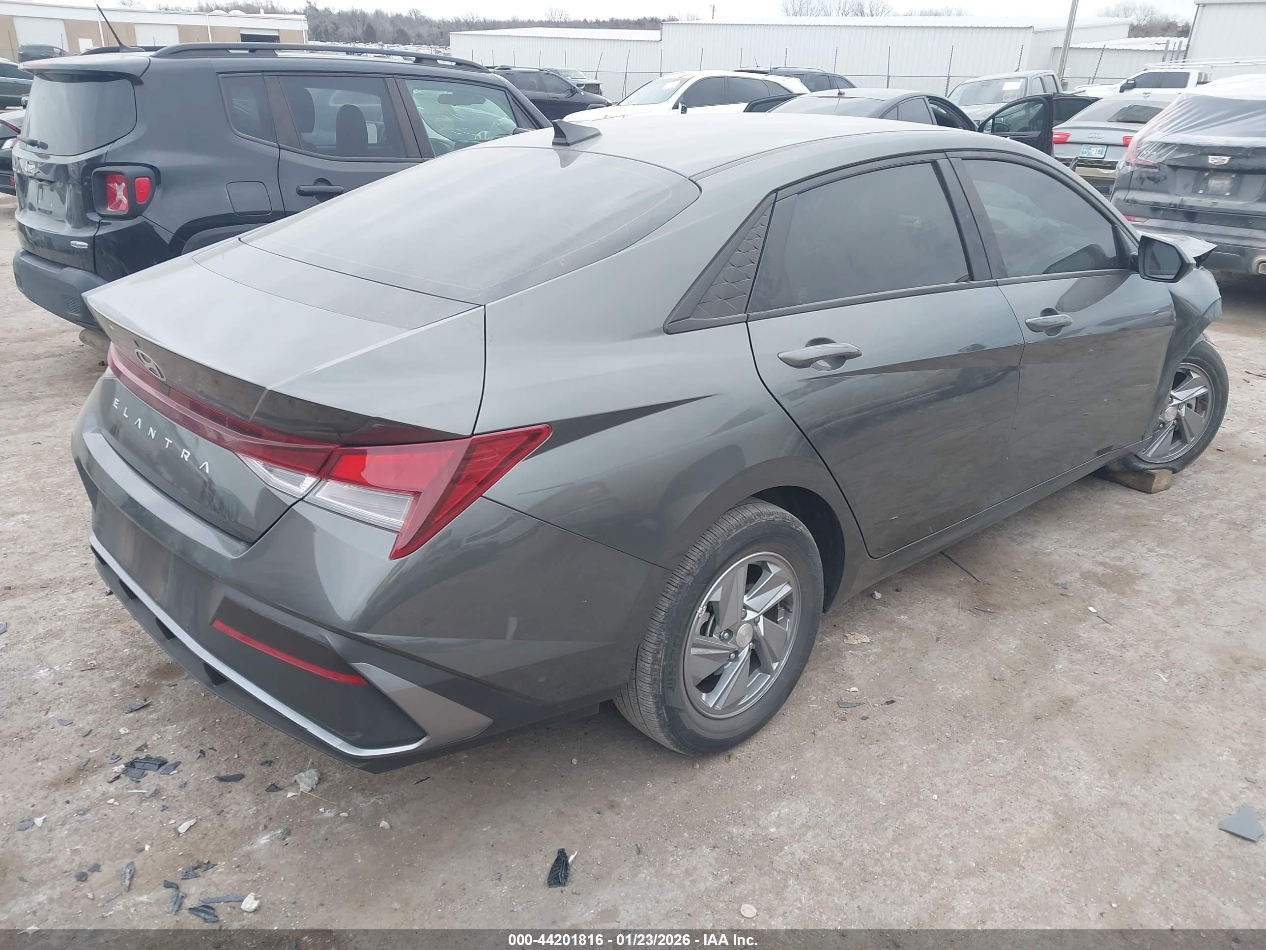 HYUNDAI ELANTRA image 4