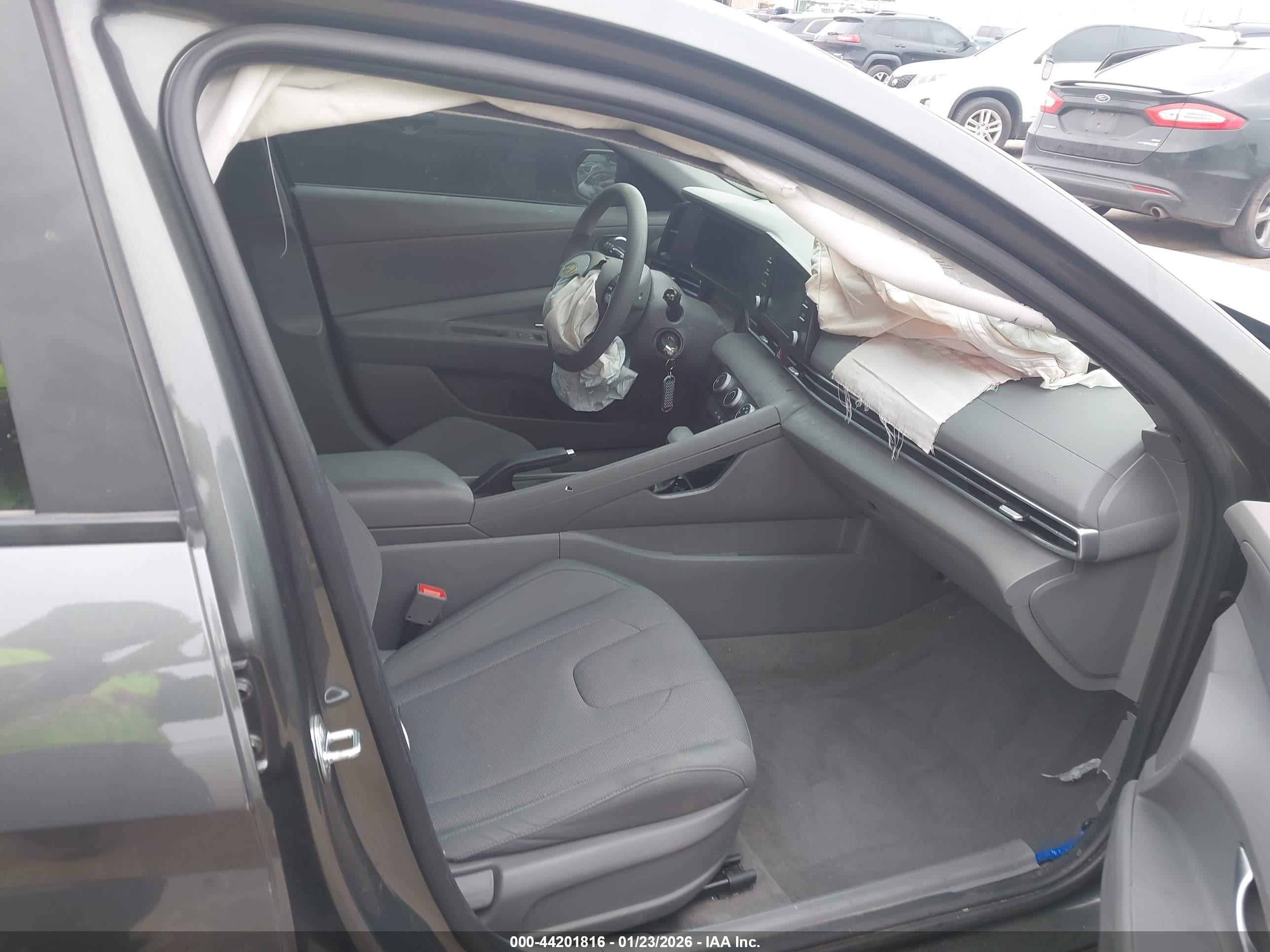 HYUNDAI ELANTRA image 5