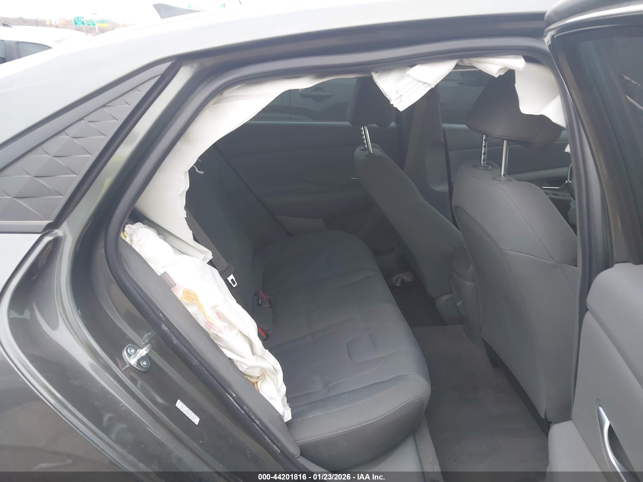 HYUNDAI ELANTRA image 8