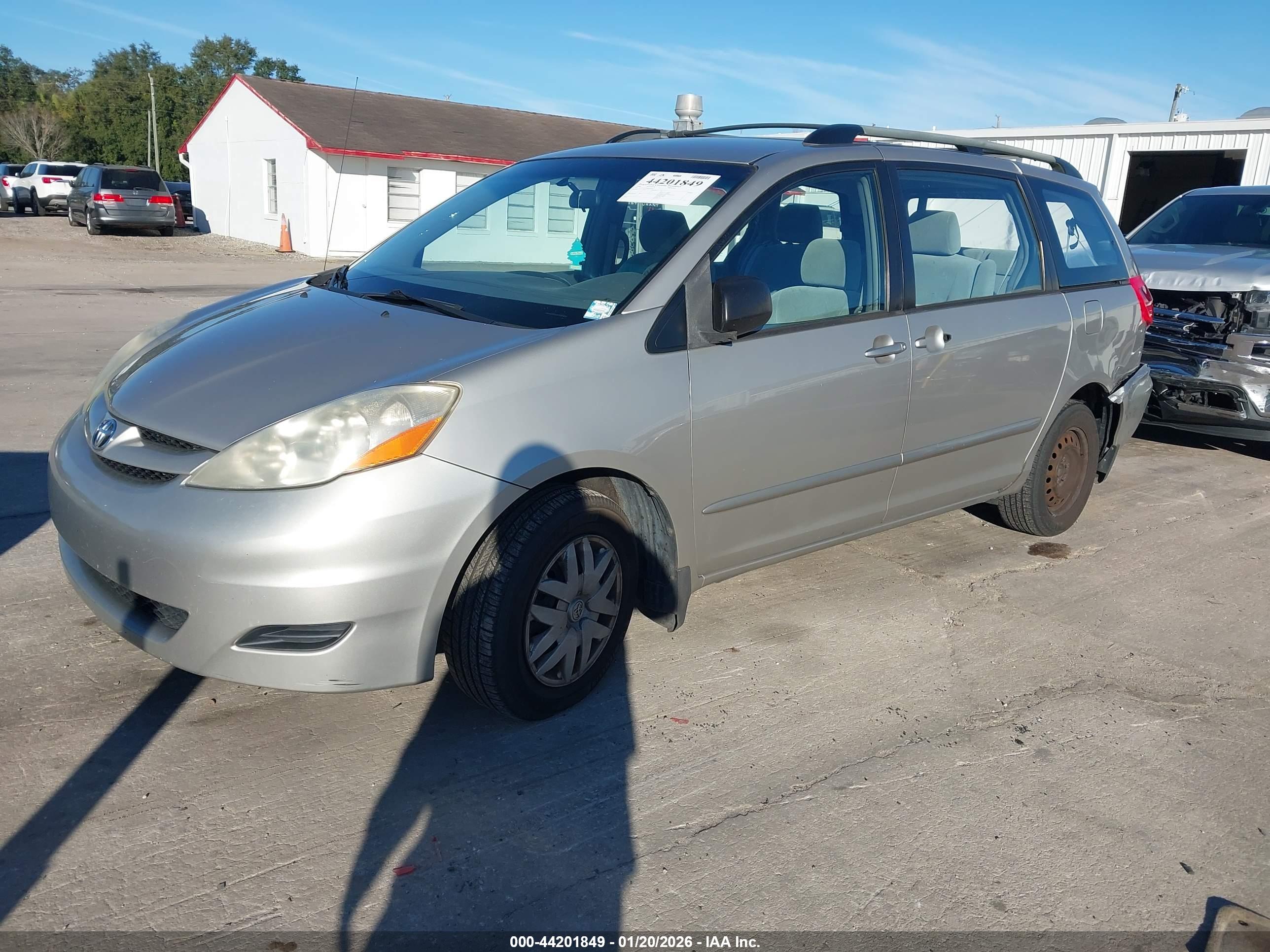 TOYOTA SIENNA image 2