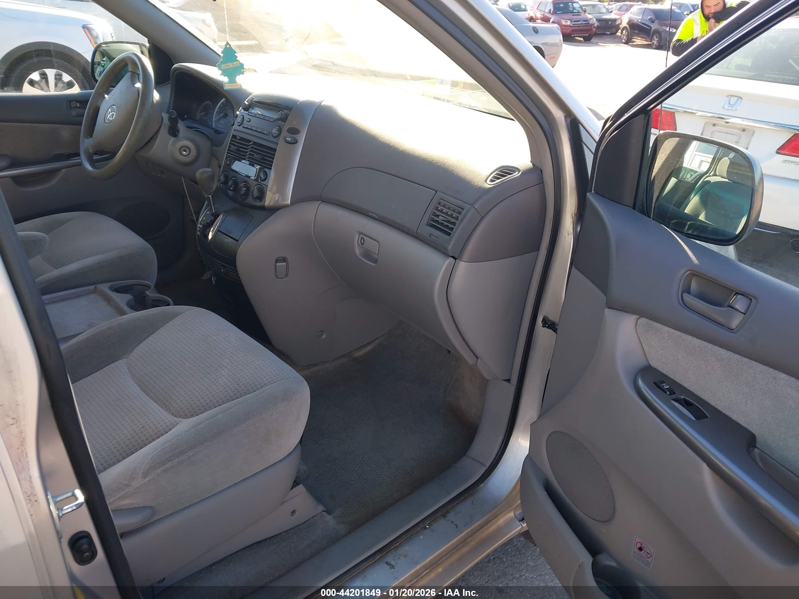 TOYOTA SIENNA image 5