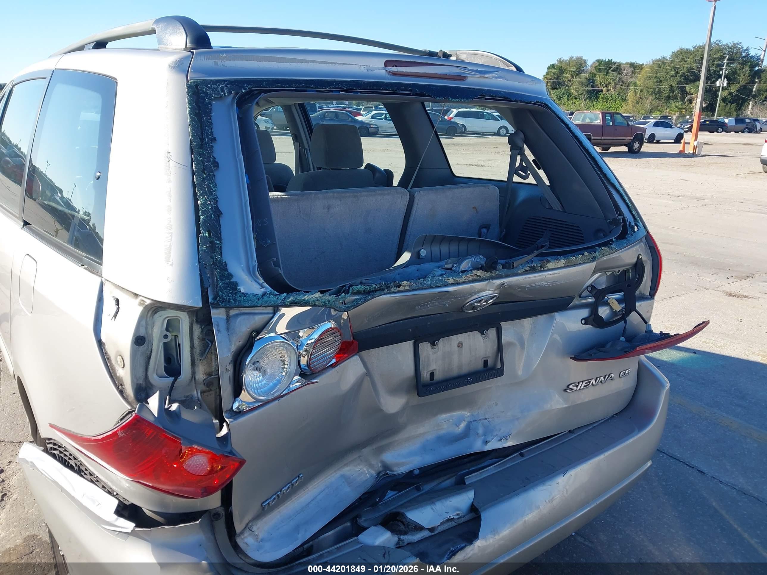 TOYOTA SIENNA image 6