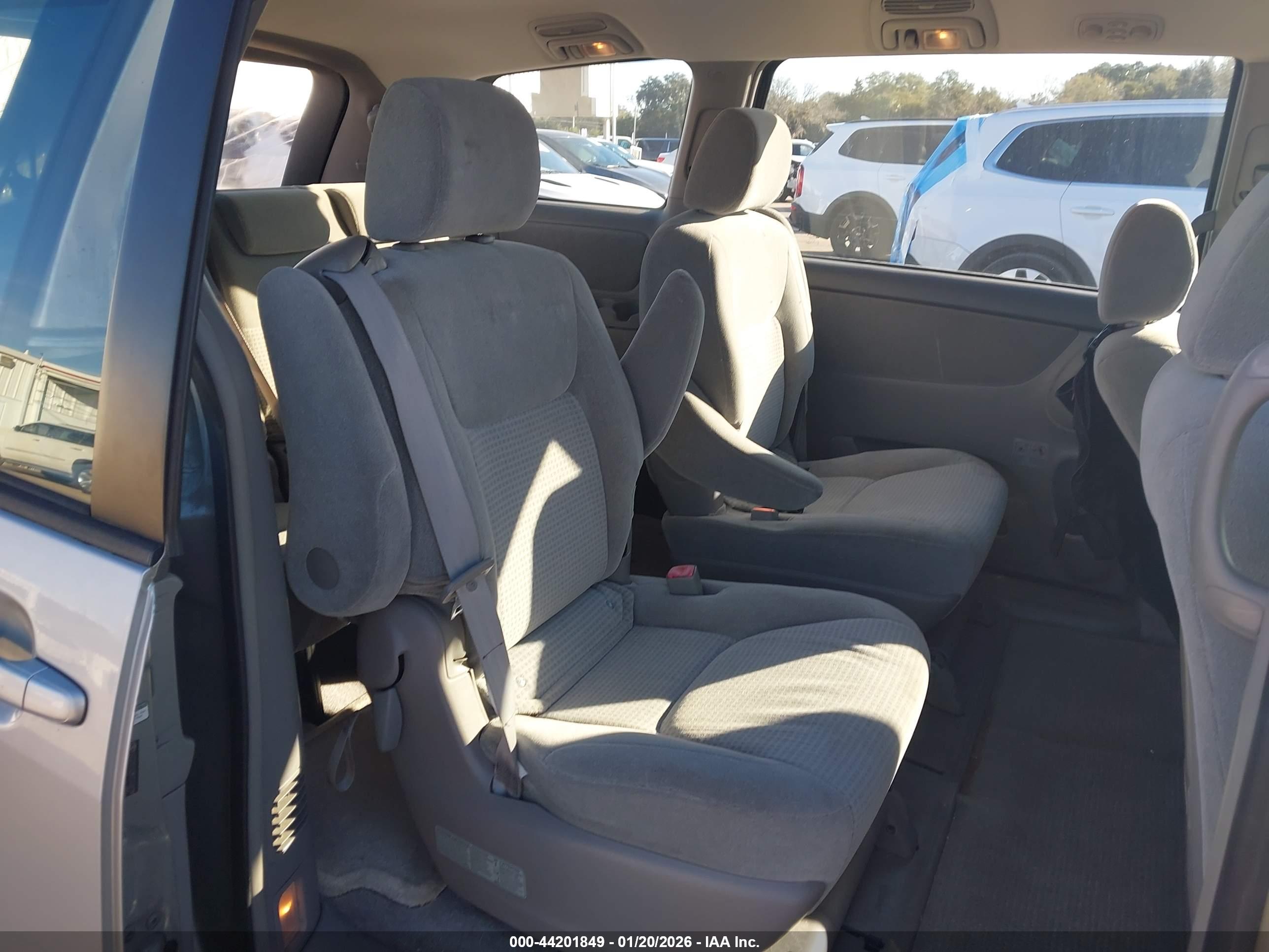 TOYOTA SIENNA image 8
