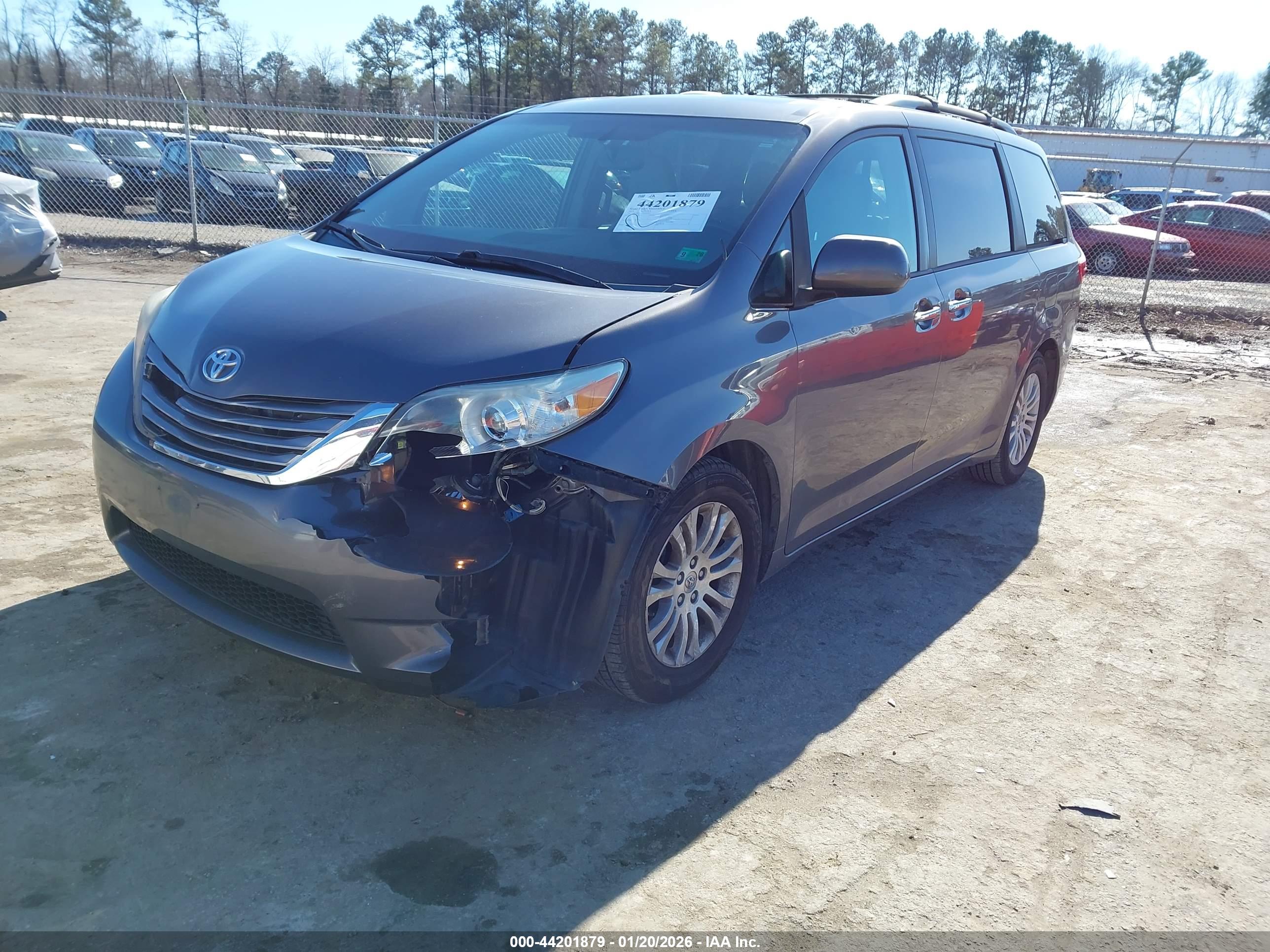 TOYOTA SIENNA image 2