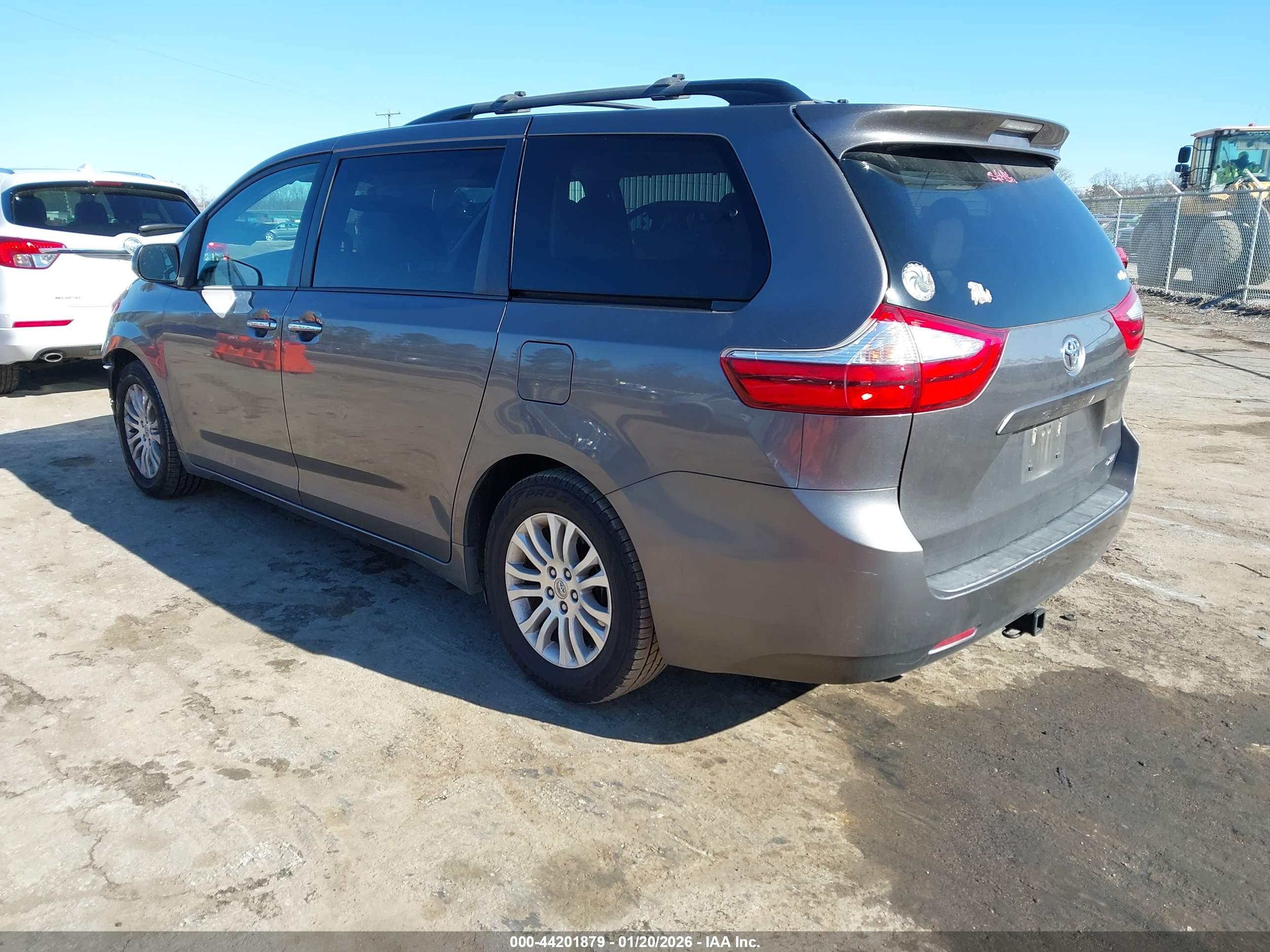 TOYOTA SIENNA image 3