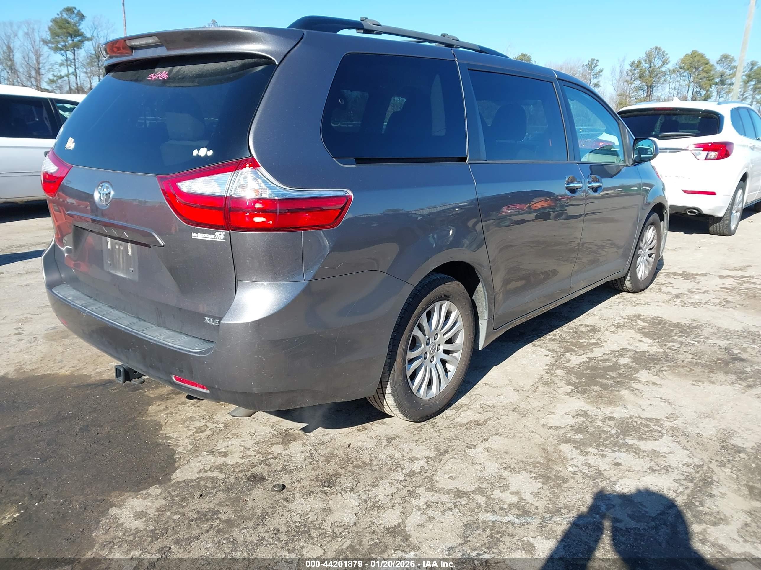 TOYOTA SIENNA image 4