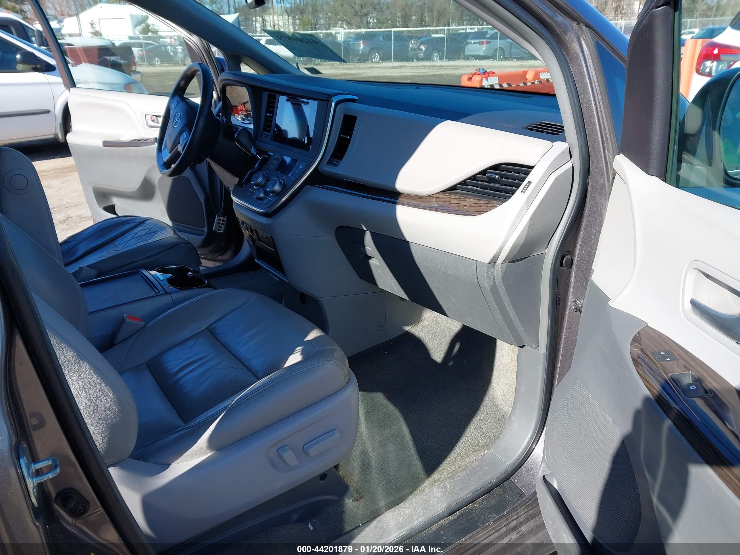 TOYOTA SIENNA image 5