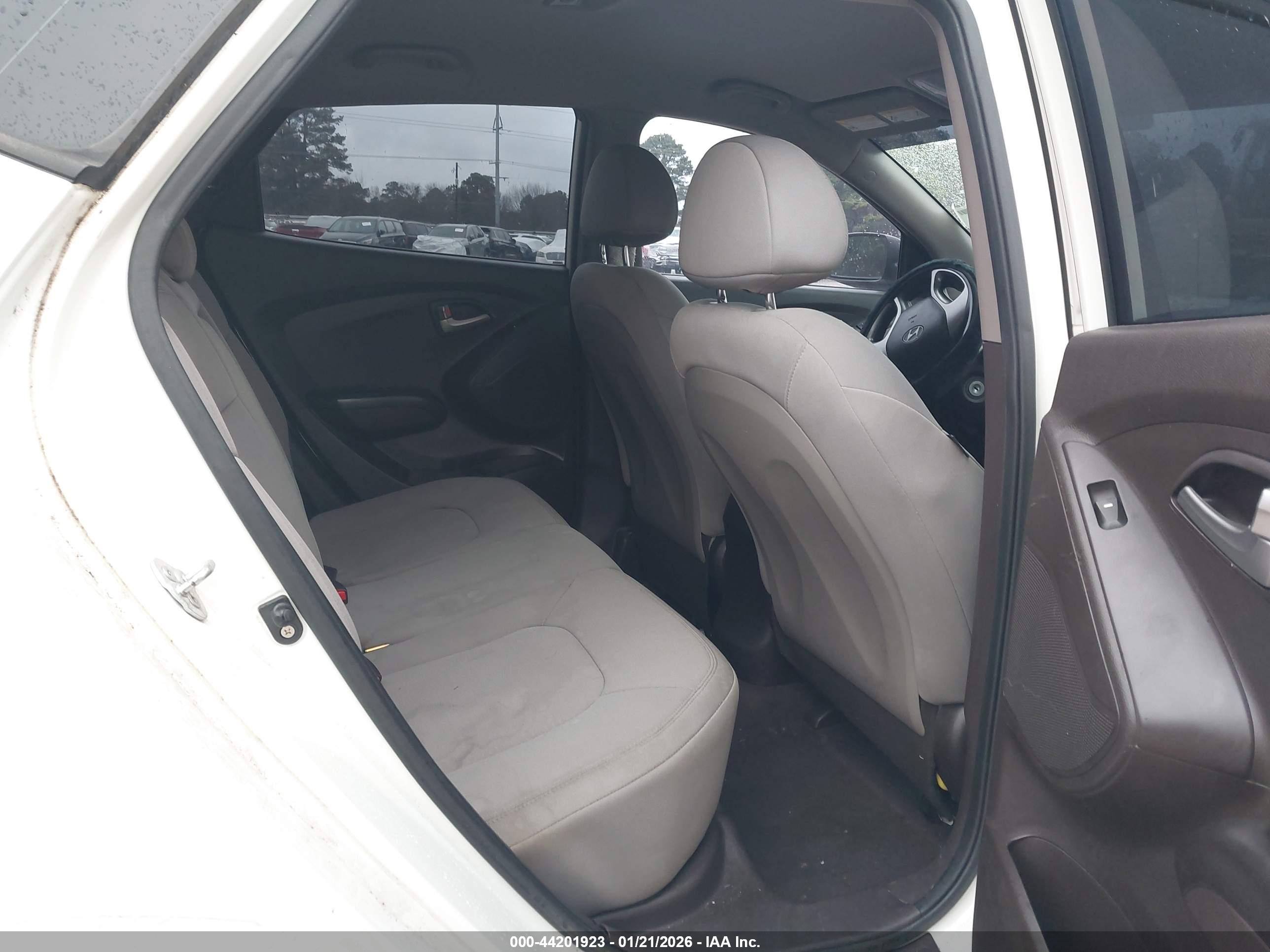 HYUNDAI TUCSON image 8