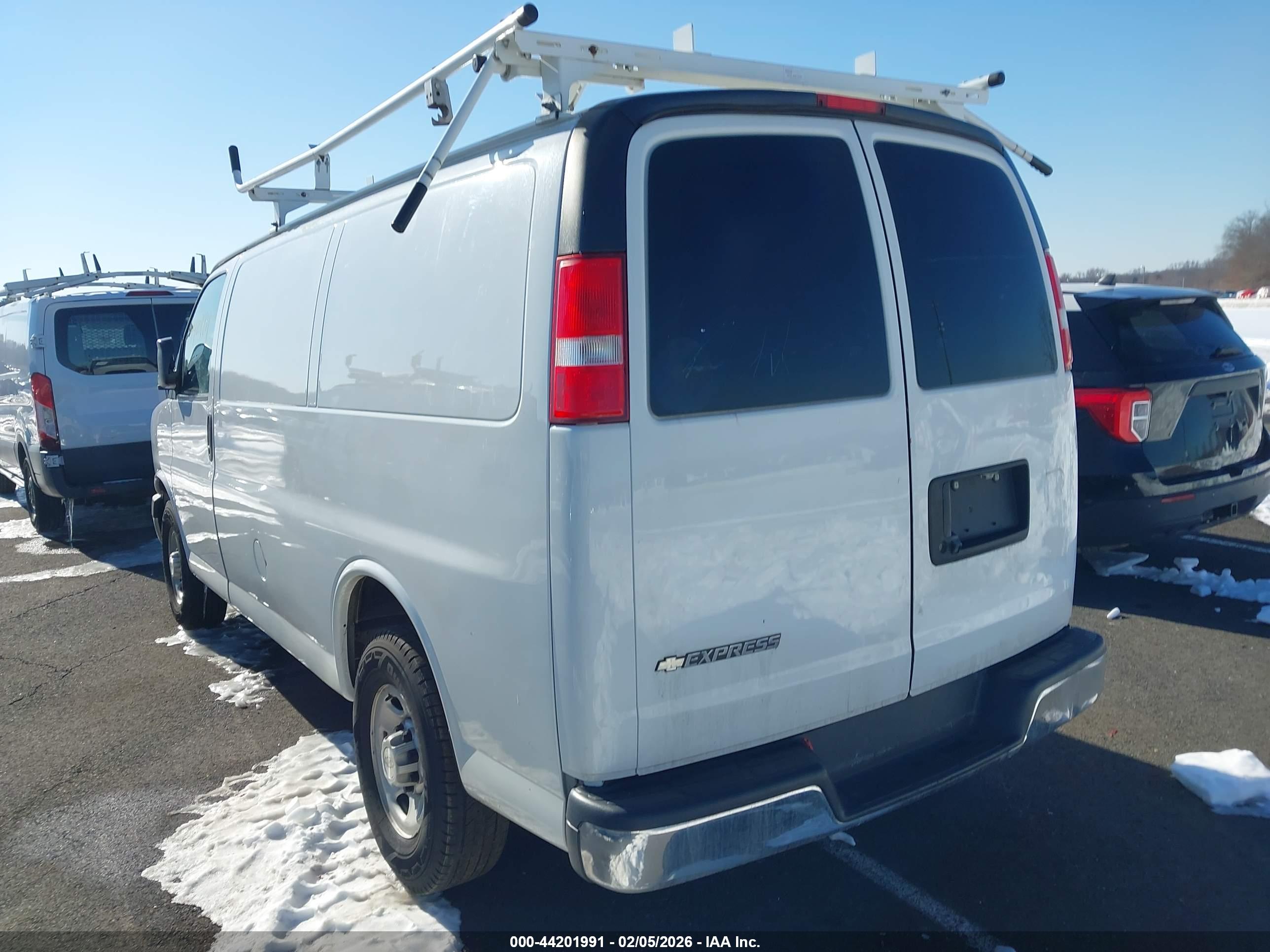 CHEVROLET EXPRESS image 3