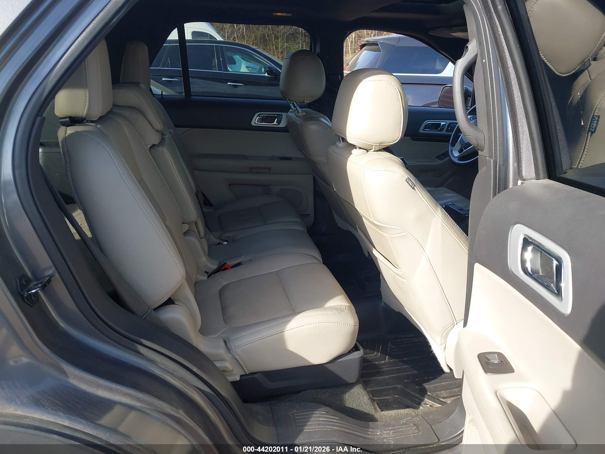 FORD EXPLORER image 8