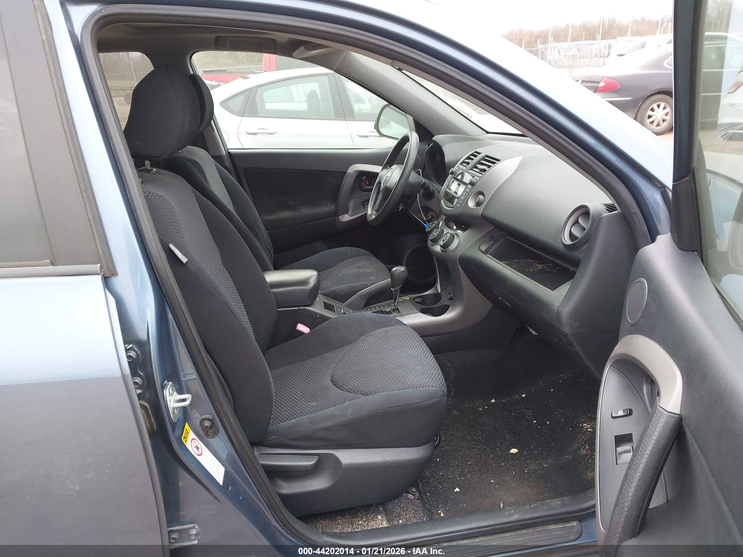 TOYOTA RAV4 image 5