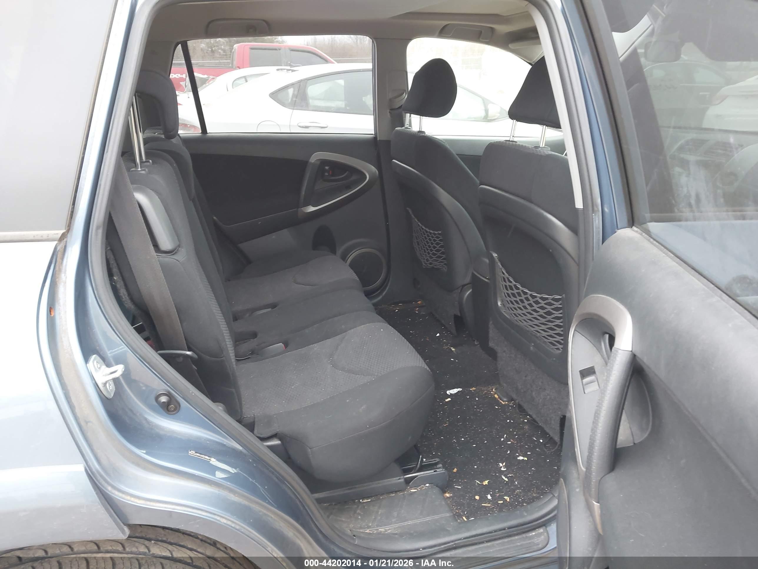 TOYOTA RAV4 image 8