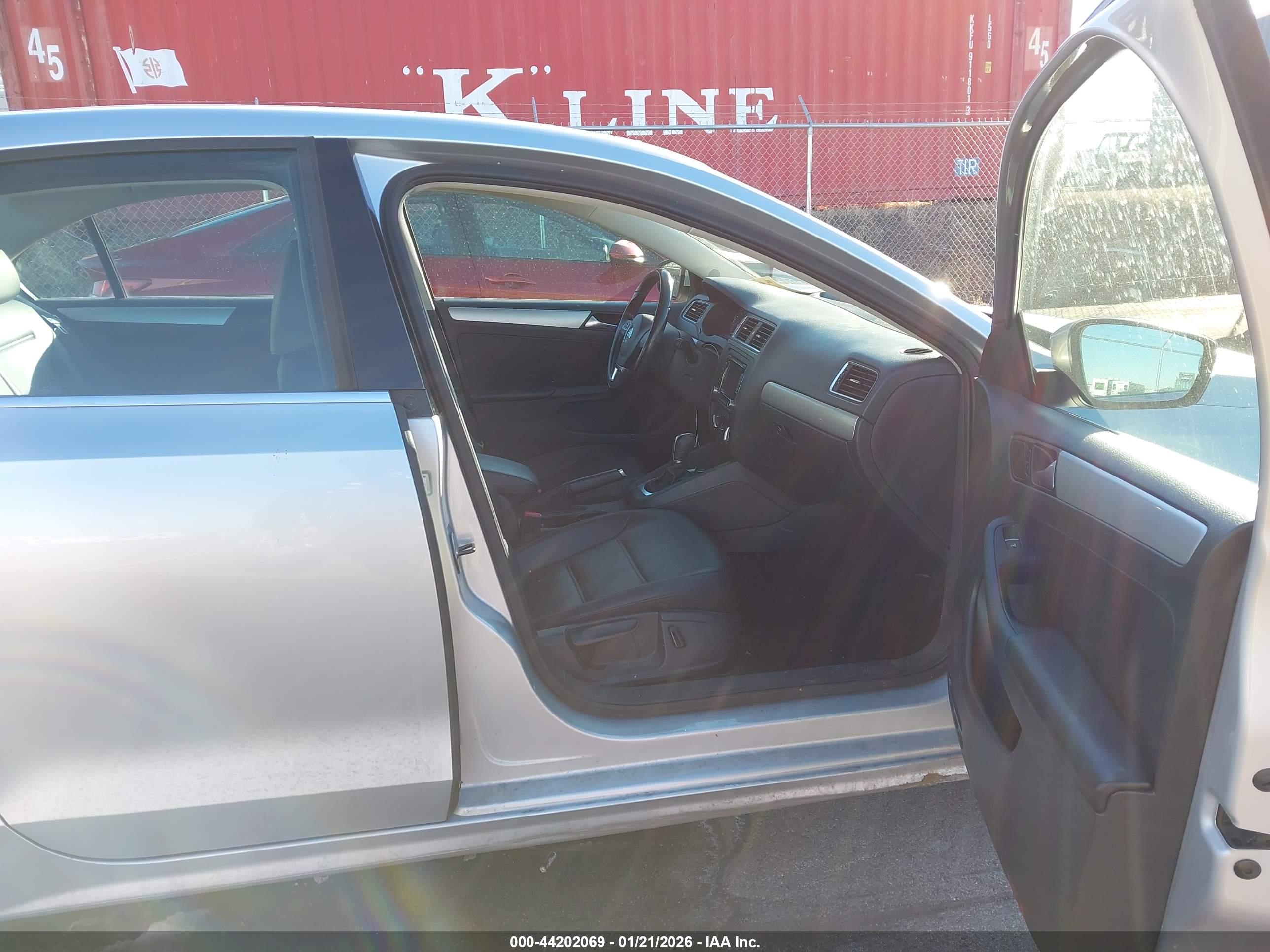 VOLKSWAGEN JETTA image 5