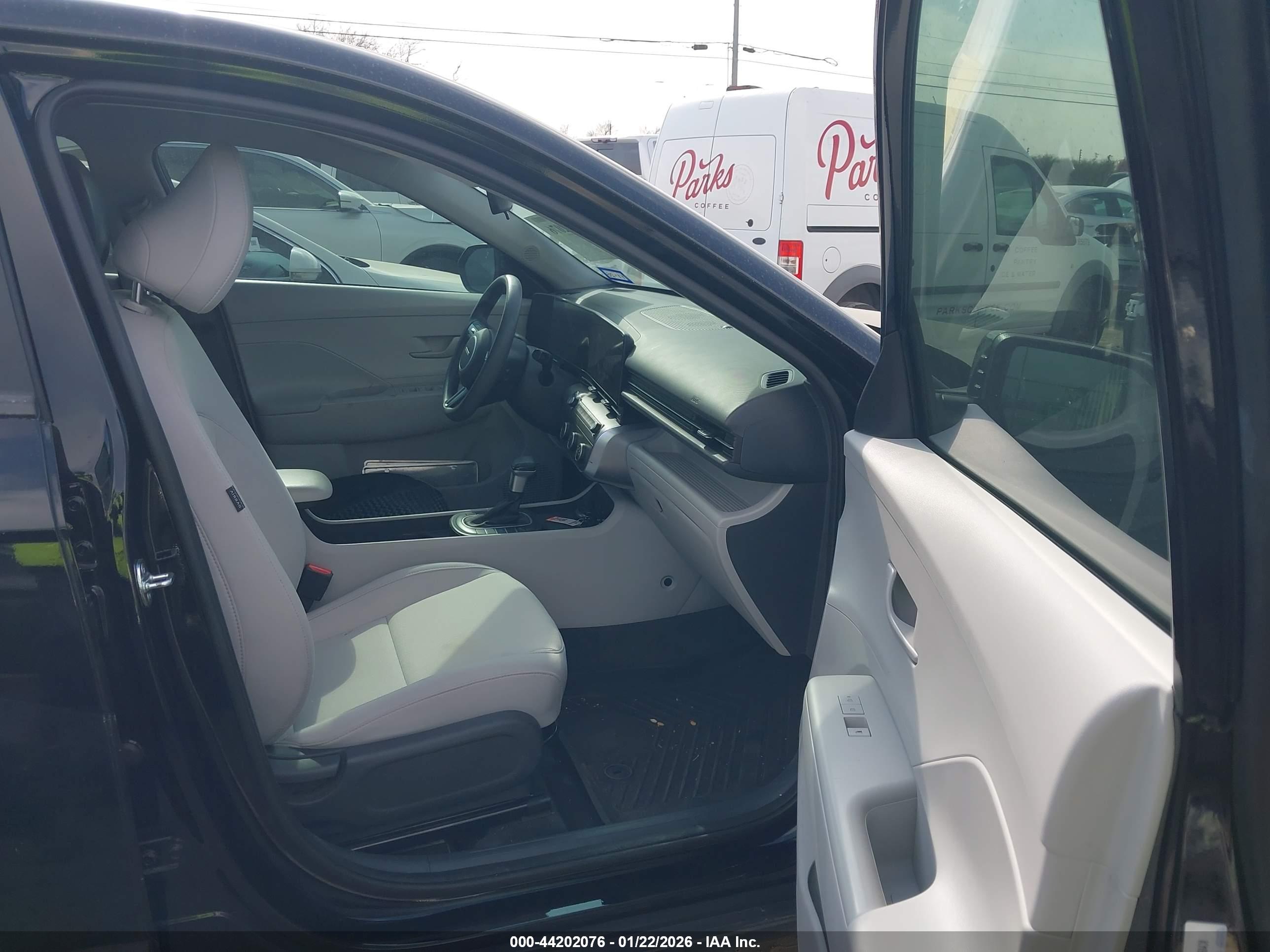 HYUNDAI KONA image 5