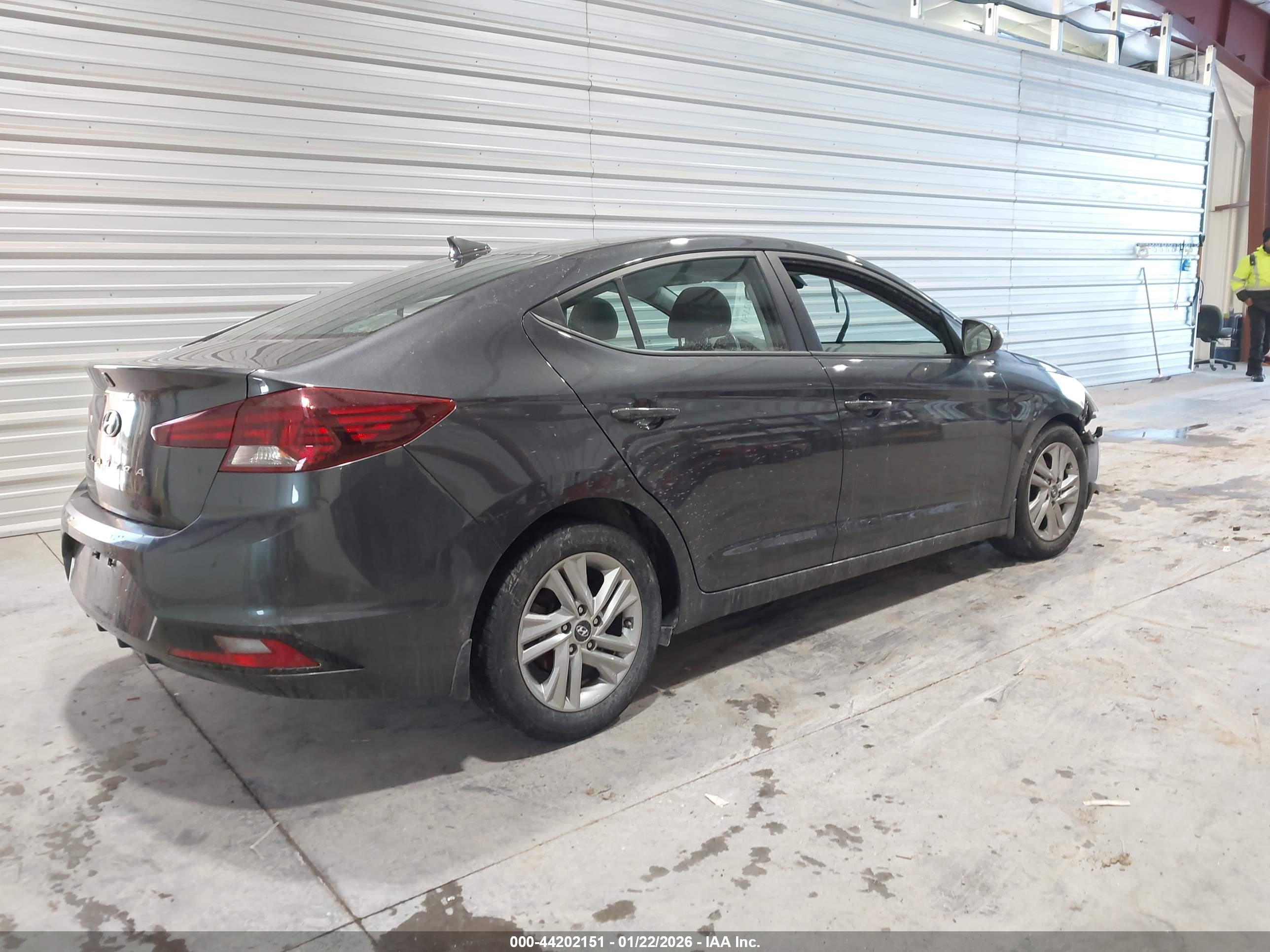 HYUNDAI ELANTRA image 4