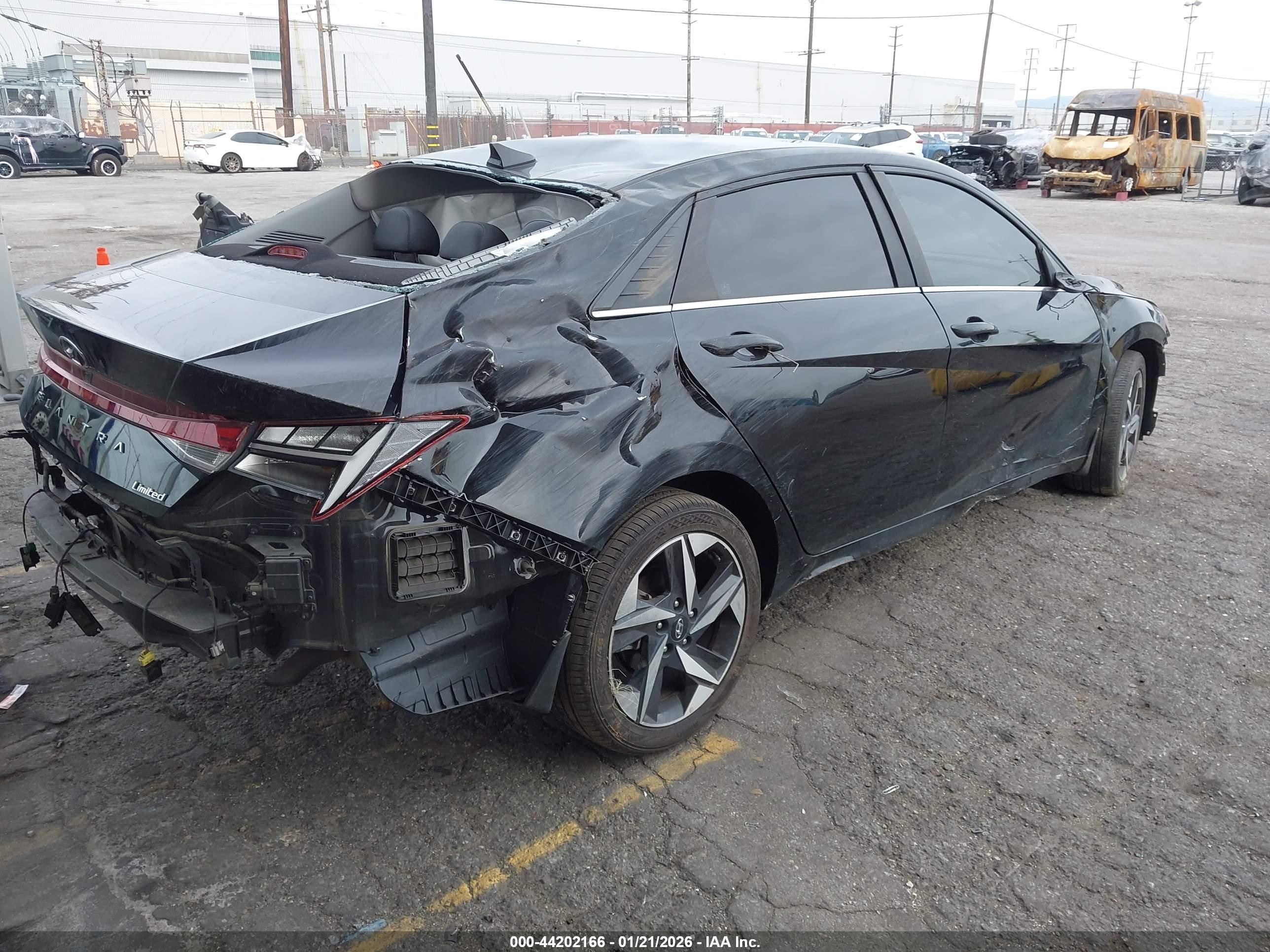 HYUNDAI ELANTRA image 4