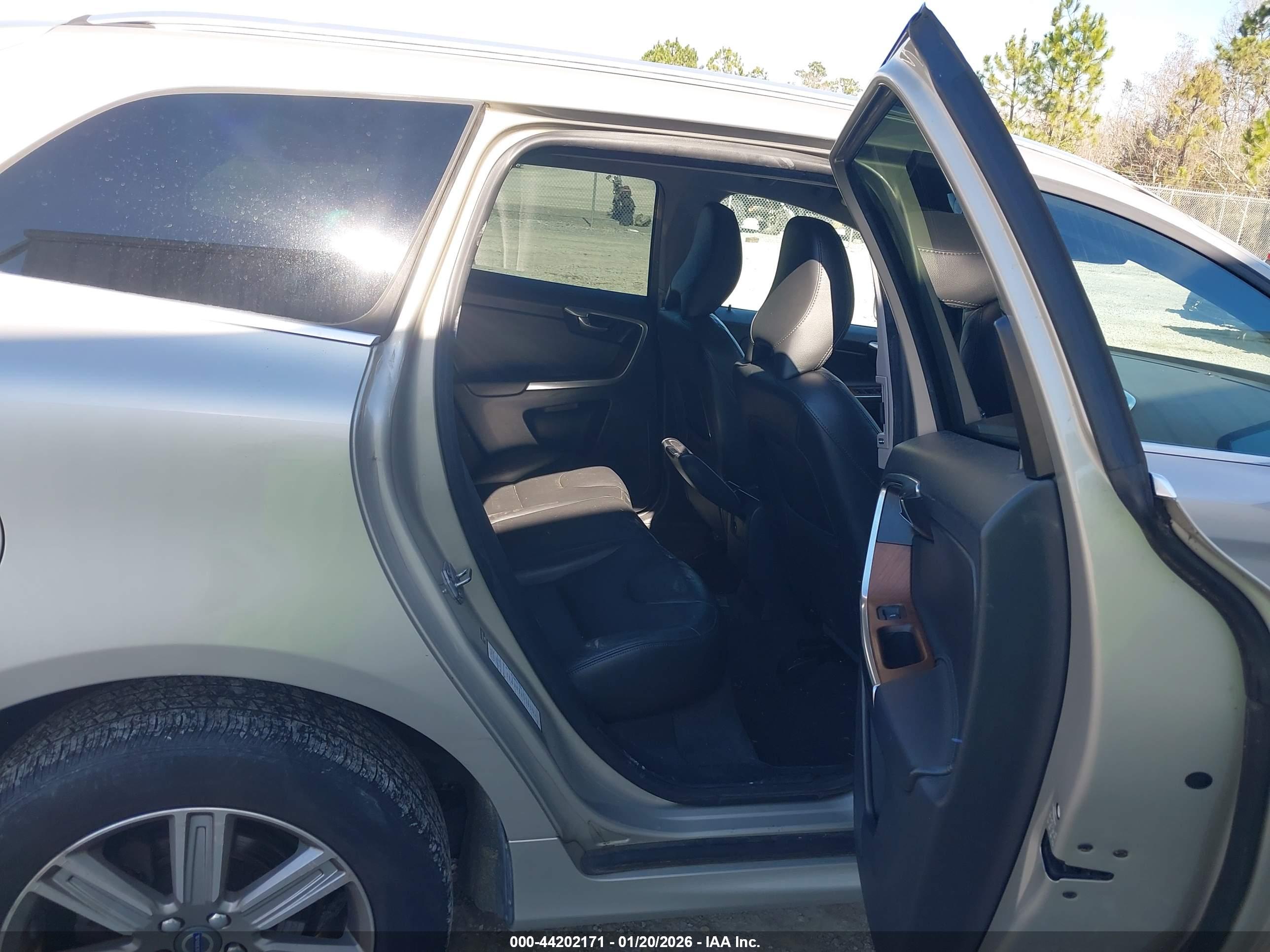 VOLVO XC60 image 8
