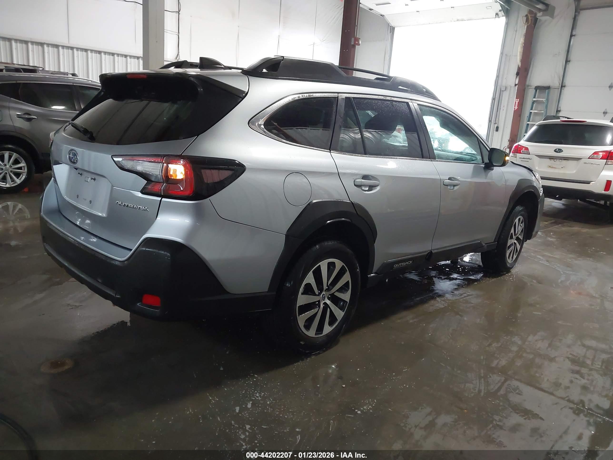 SUBARU OUTBACK image 4
